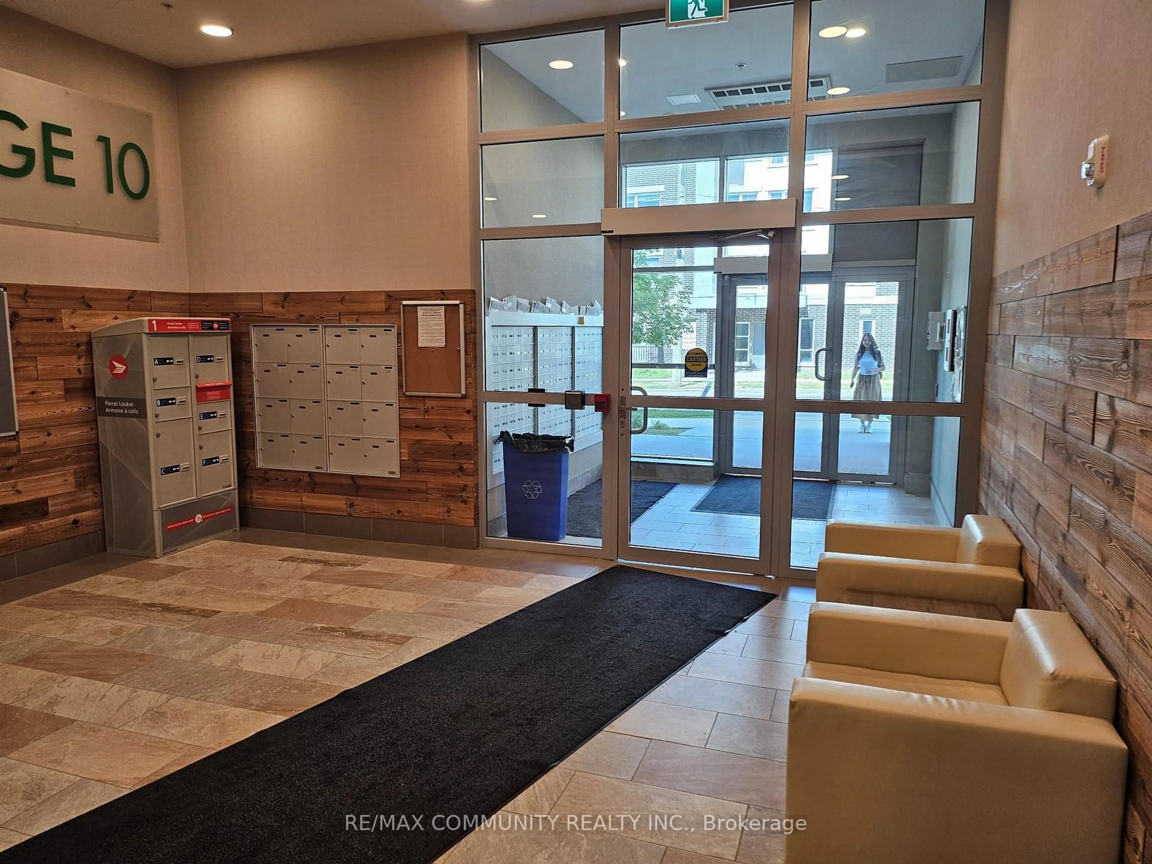 Indoor foyer for 257 Hemlock St, Waterloo Ontario N2L 0K2