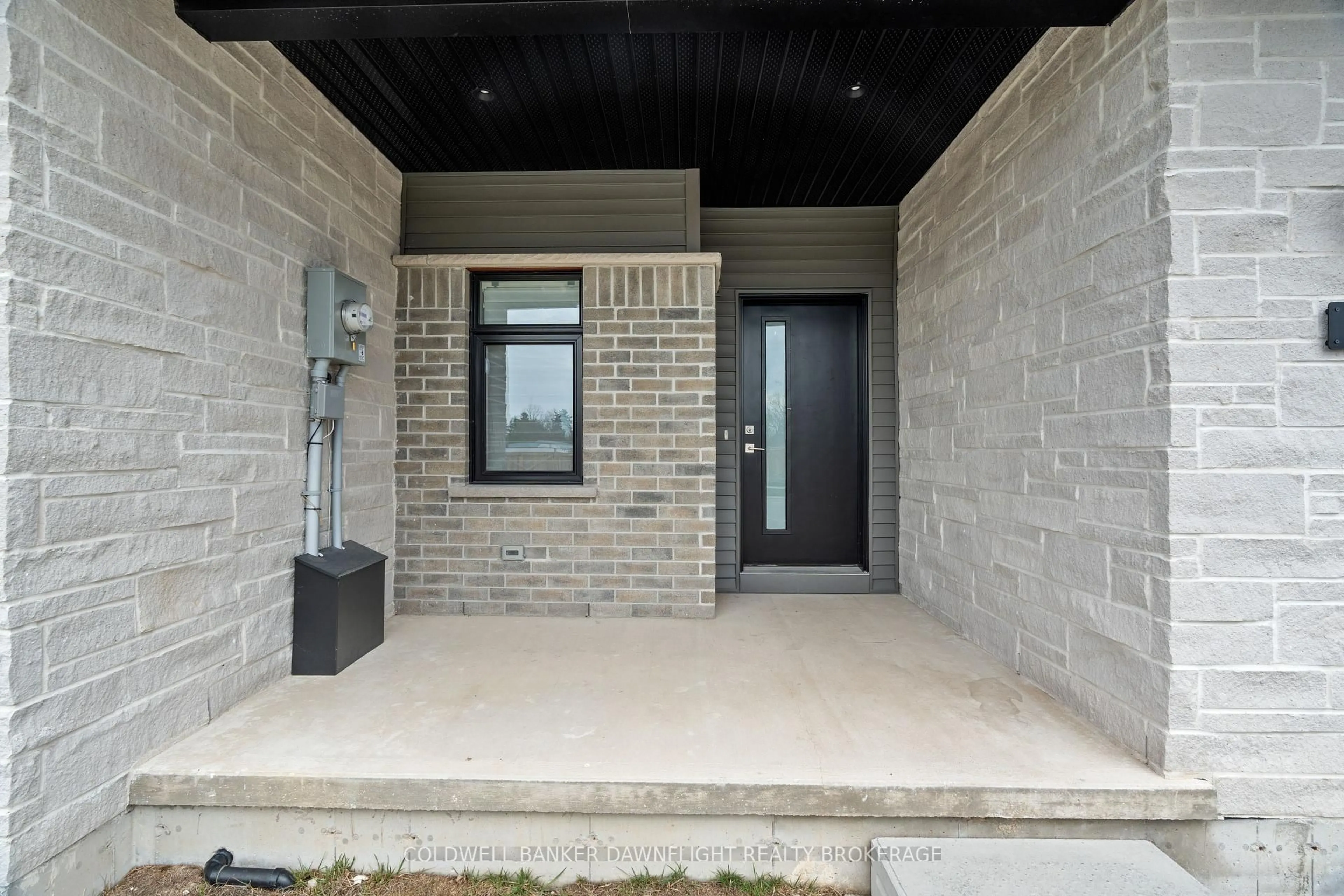 Indoor entryway for 592 Albert St, South Huron Ontario N0M 1S1