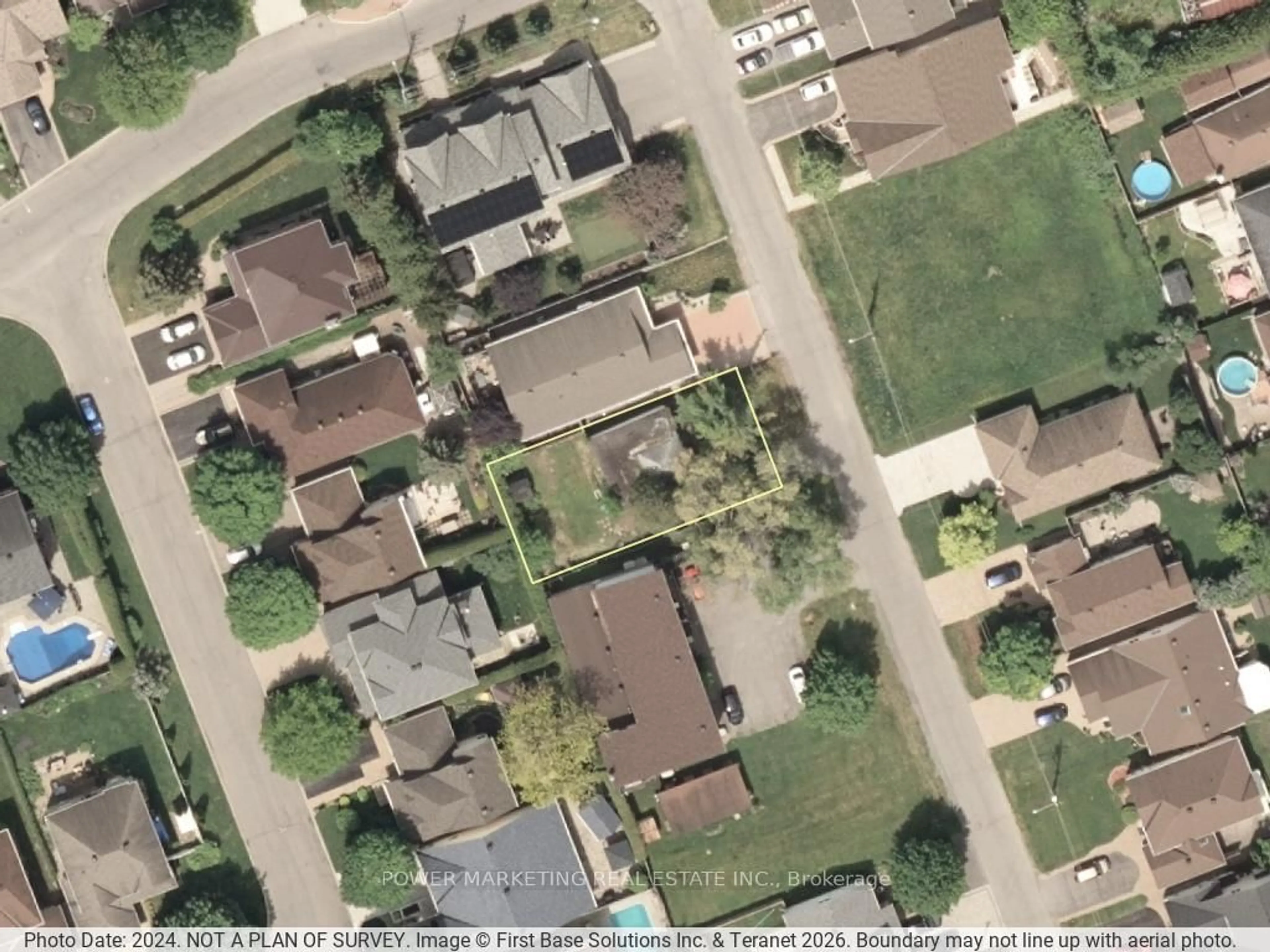 A pic from outside/outdoor area/front of a property/back of a property/a pic from drone, street for 924 Beauchamp Ave, Orleans Ontario K1C 3A8