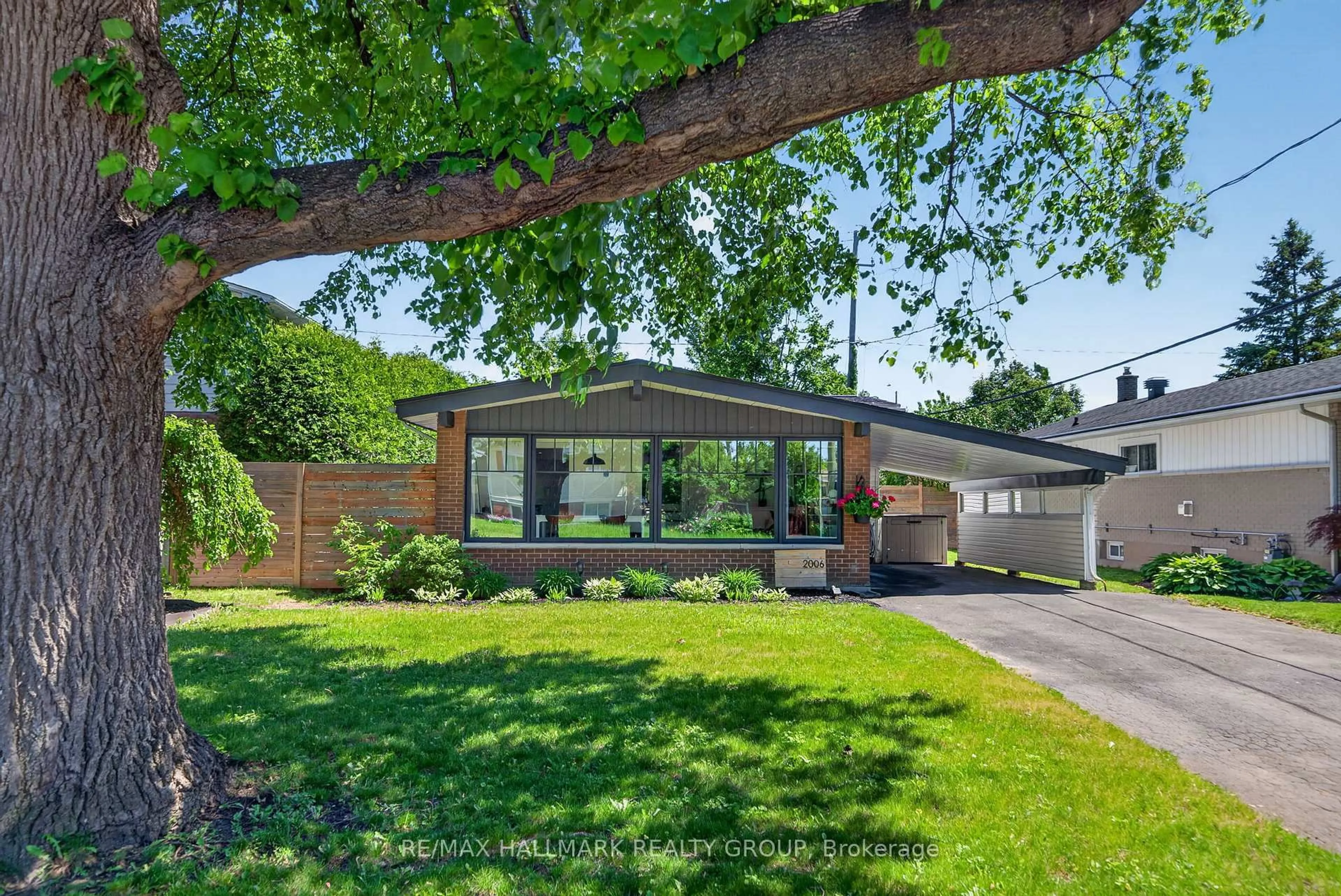 Home with brick exterior material, street for 2006 MICHIGAN Ave, Ottawa Ontario K1H 6Y2