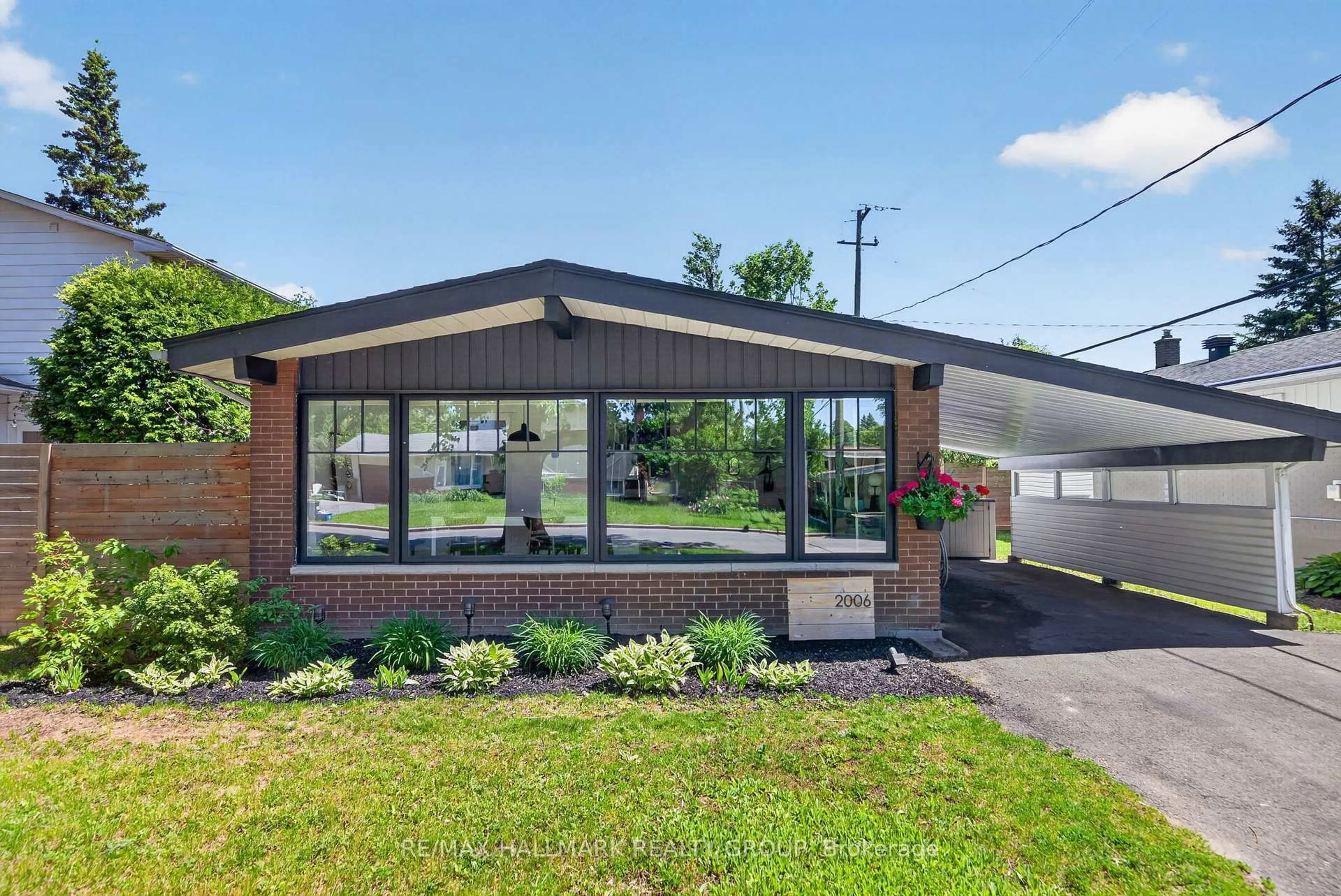Home with brick exterior material, street for 2006 MICHIGAN Ave, Ottawa Ontario K1H 6Y2