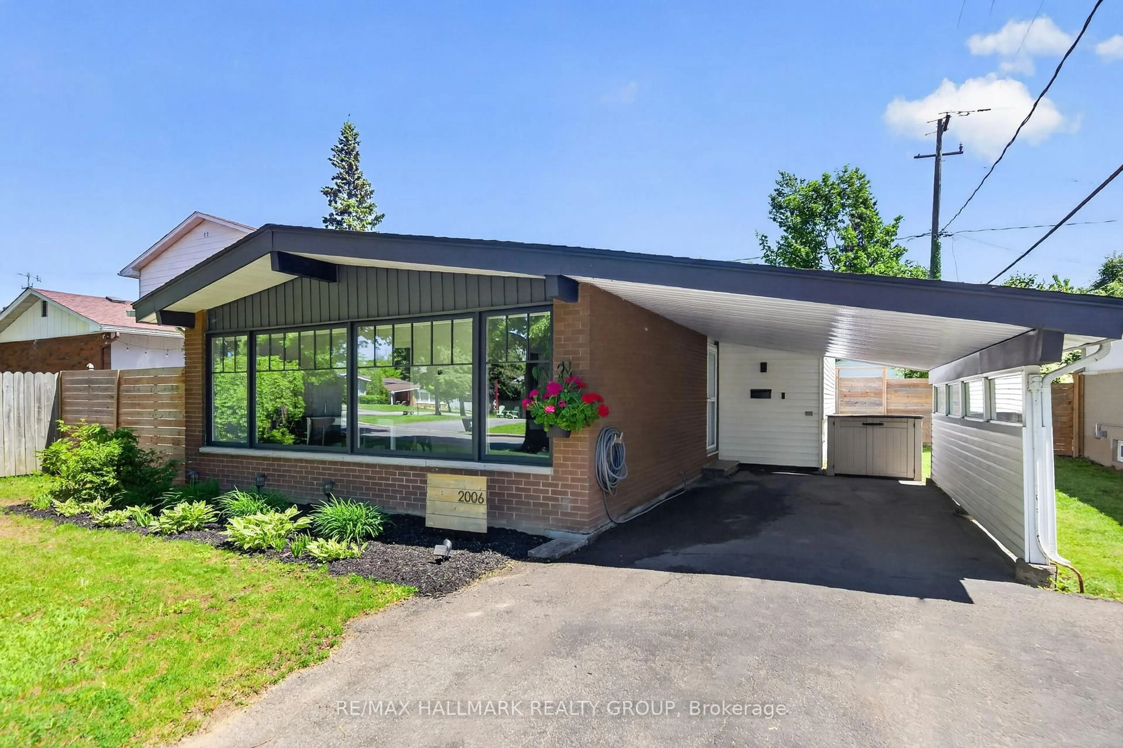 Home with brick exterior material, street for 2006 MICHIGAN Ave, Ottawa Ontario K1H 6Y2