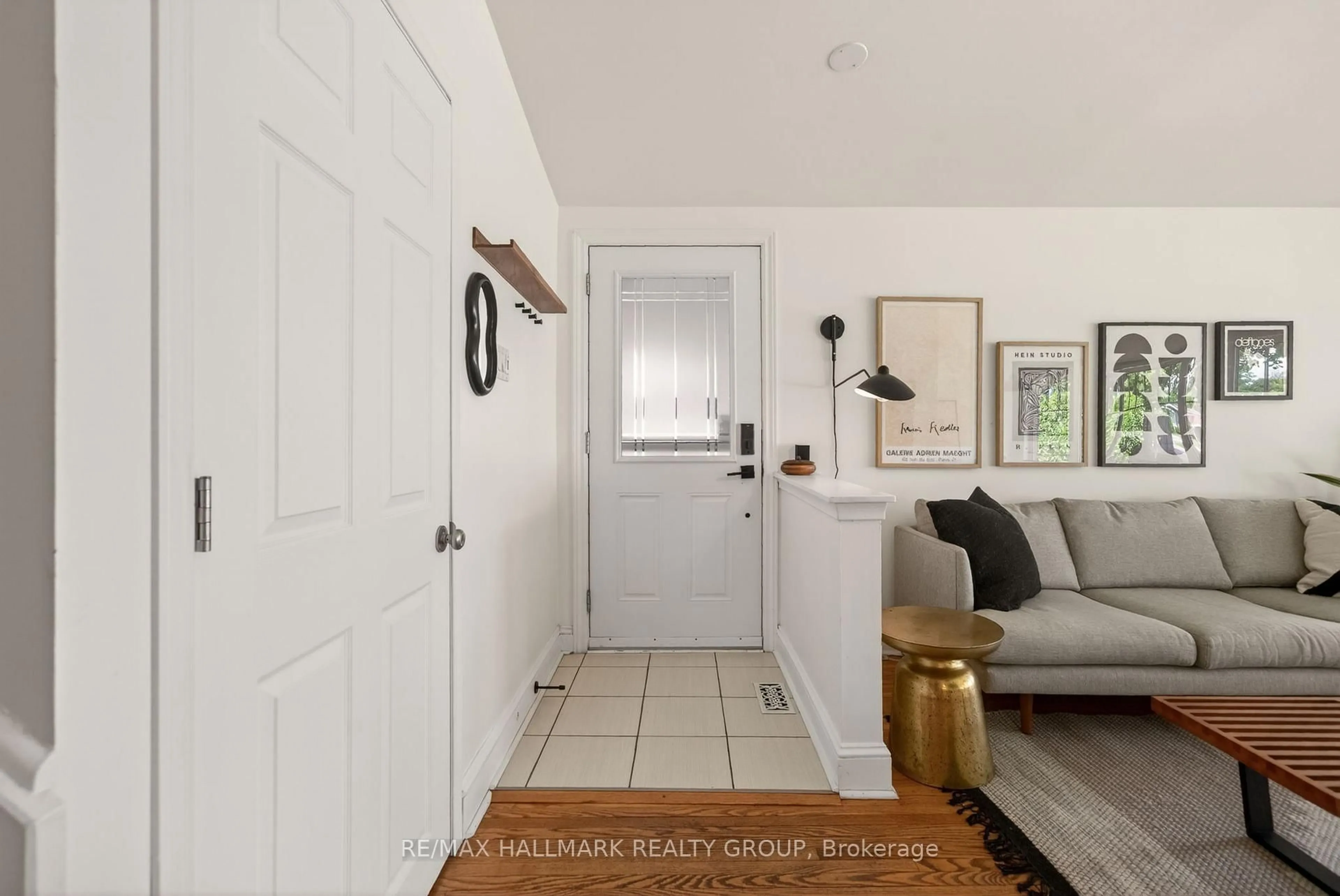 Indoor entryway for 2006 MICHIGAN Ave, Ottawa Ontario K1H 6Y2
