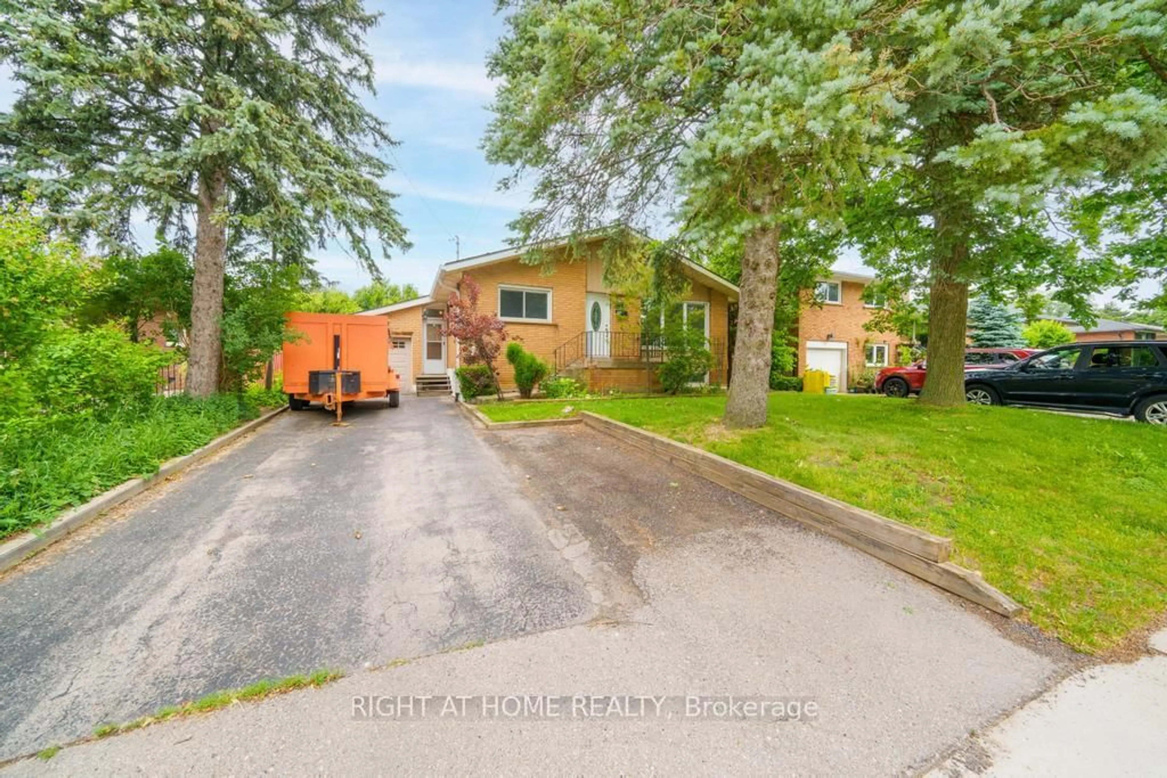 A pic from outside/outdoor area/front of a property/back of a property/a pic from drone, street for 46 Sanatorium Rd, Hamilton Ontario L9C 1Y2