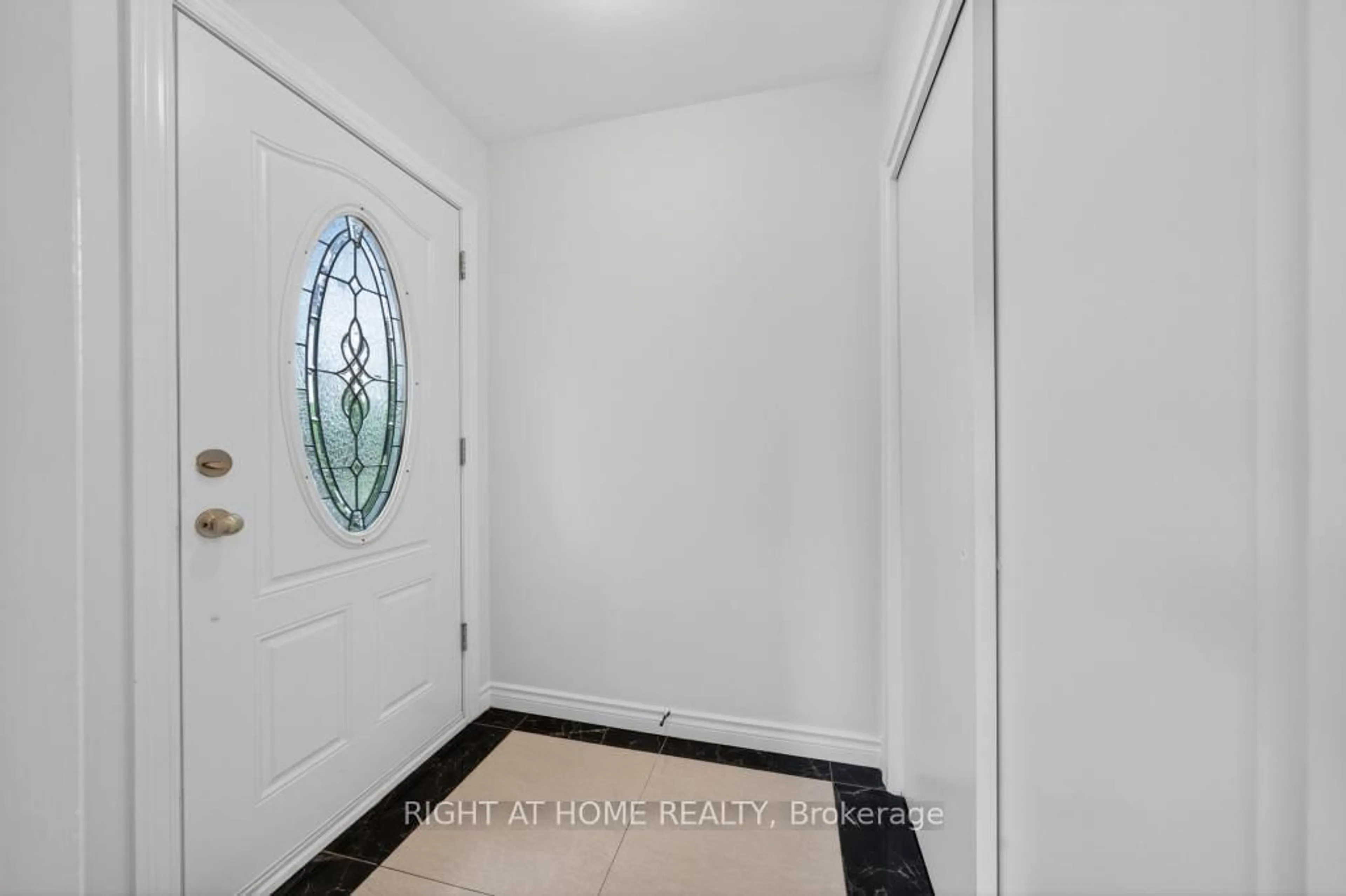 Indoor entryway for 46 Sanatorium Rd, Hamilton Ontario L9C 1Y2