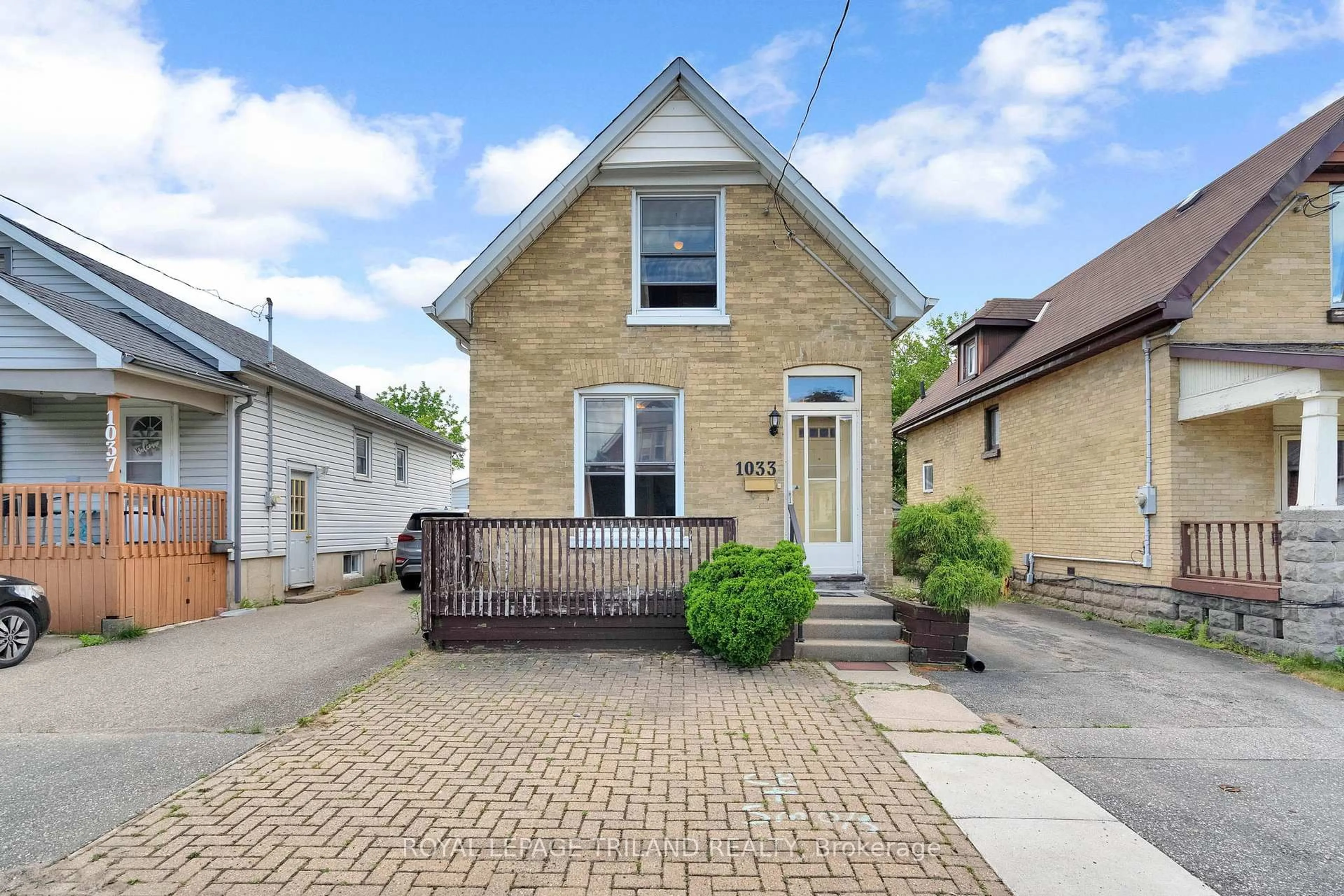 A pic from outside/outdoor area/front of a property/back of a property/a pic from drone, street for 1033 Trafalgar St, London East Ontario N5Z 1G5