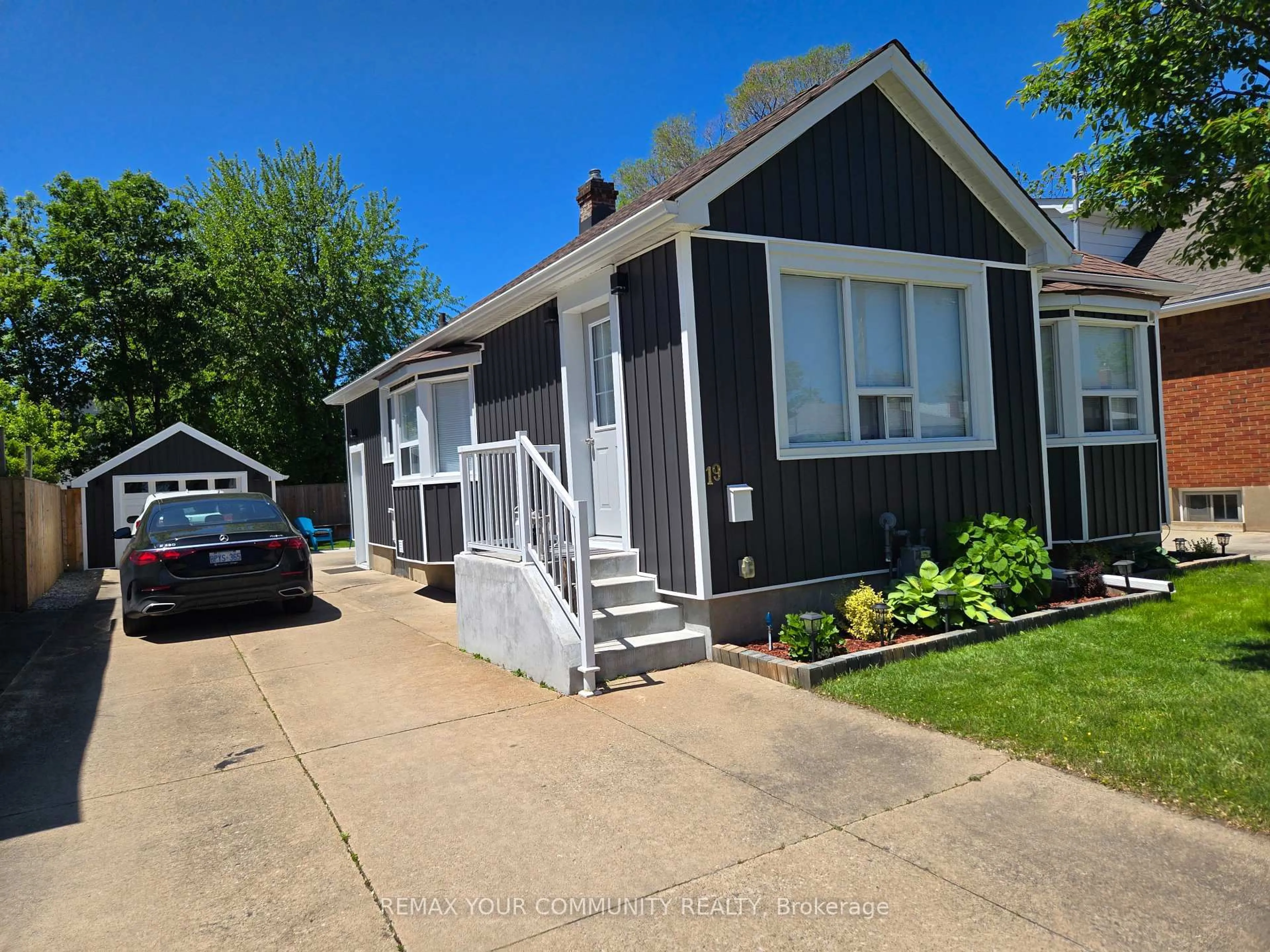 Home with vinyl exterior material, street for 19 Ormonde Ave, St. Catharines Ontario L2M 5P1