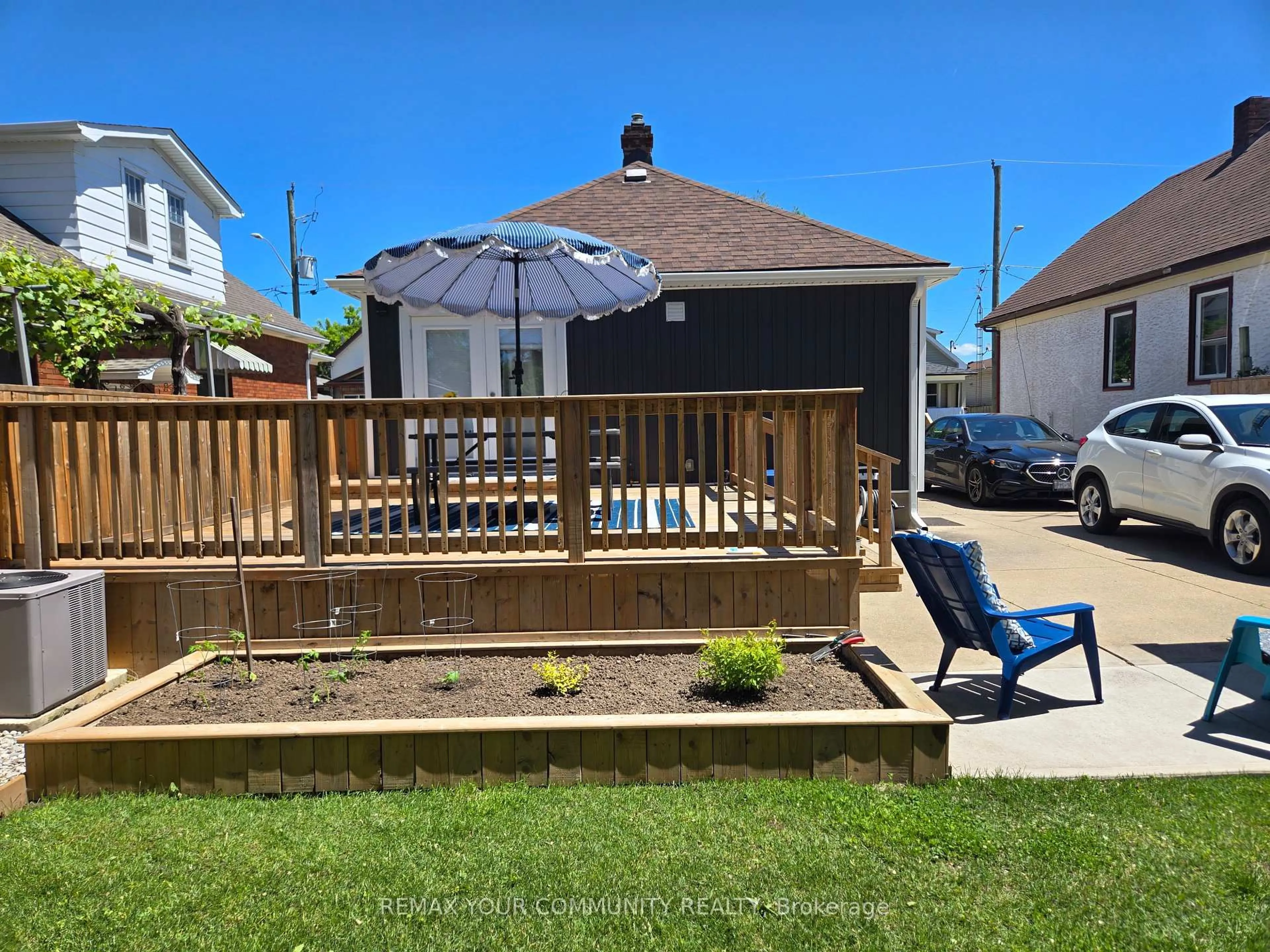 A pic from outside/outdoor area/front of a property/back of a property/a pic from drone, water/lake/river/ocean view for 19 Ormonde Ave, St. Catharines Ontario L2M 5P1
