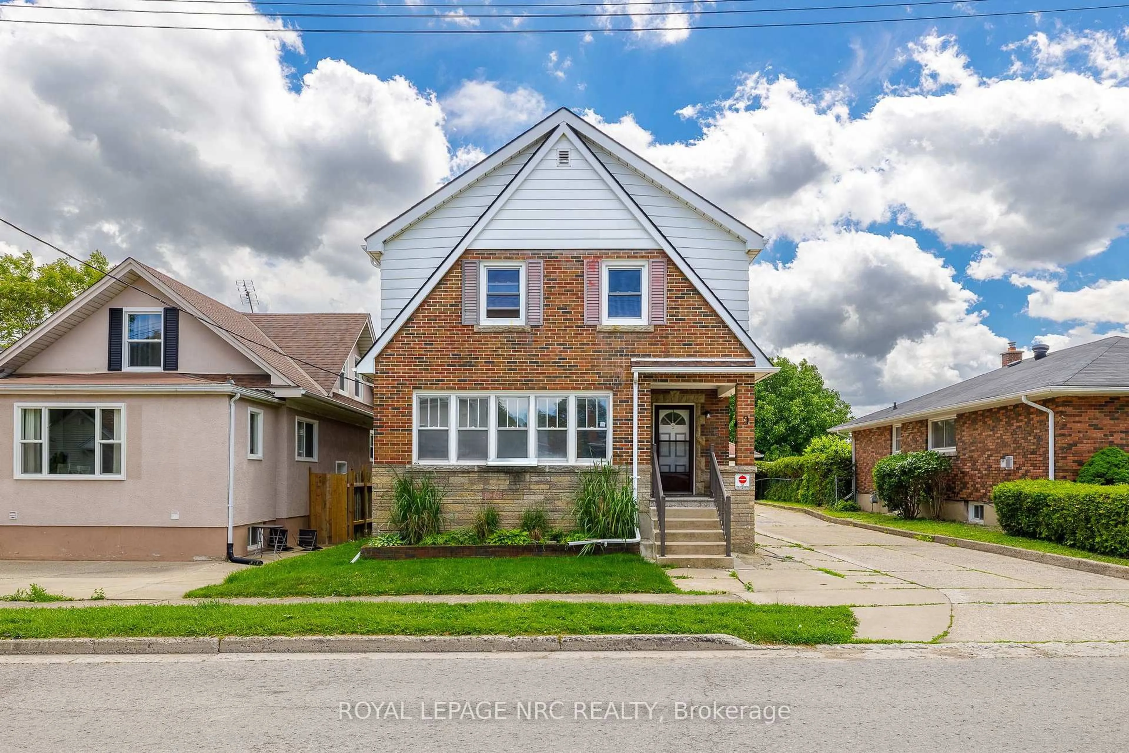Home with brick exterior material, street for 9 Water St, Thorold Ontario L2V 2J9