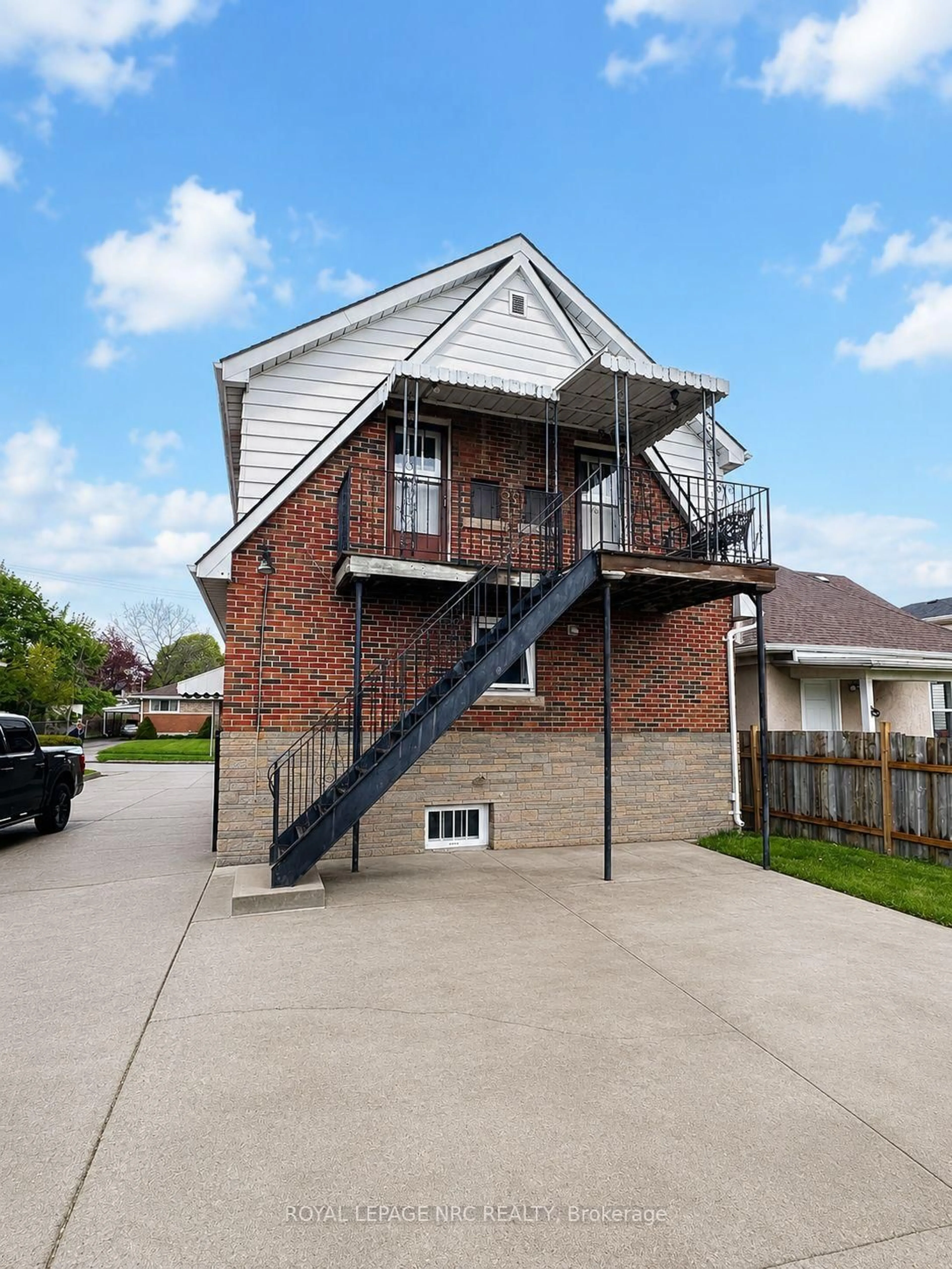 Home with brick exterior material, street for 9 Water St, Thorold Ontario L2V 2J9