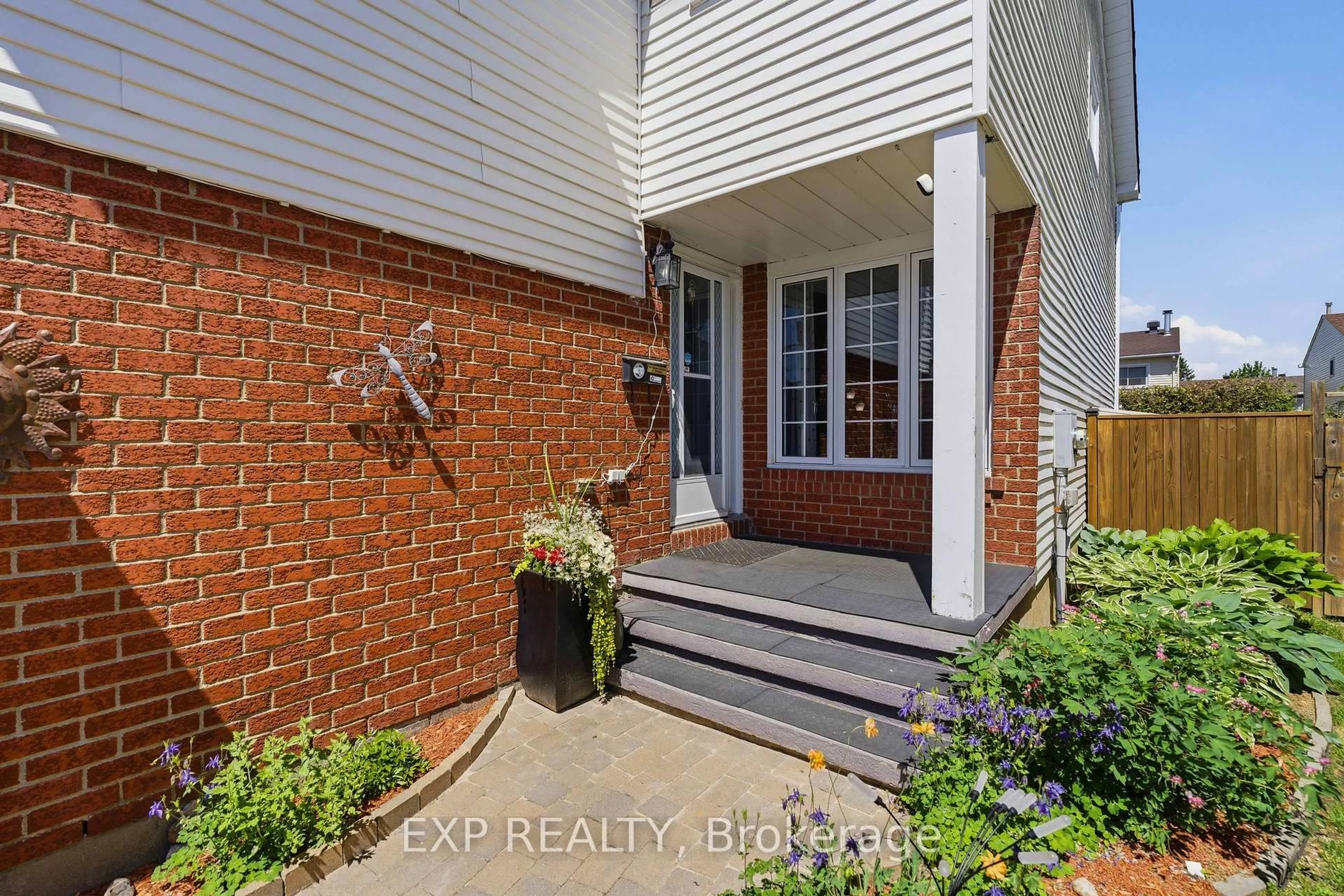 Indoor entryway for 129 PIMPRENELLE Terr, Orleans Ontario K1E 3S7