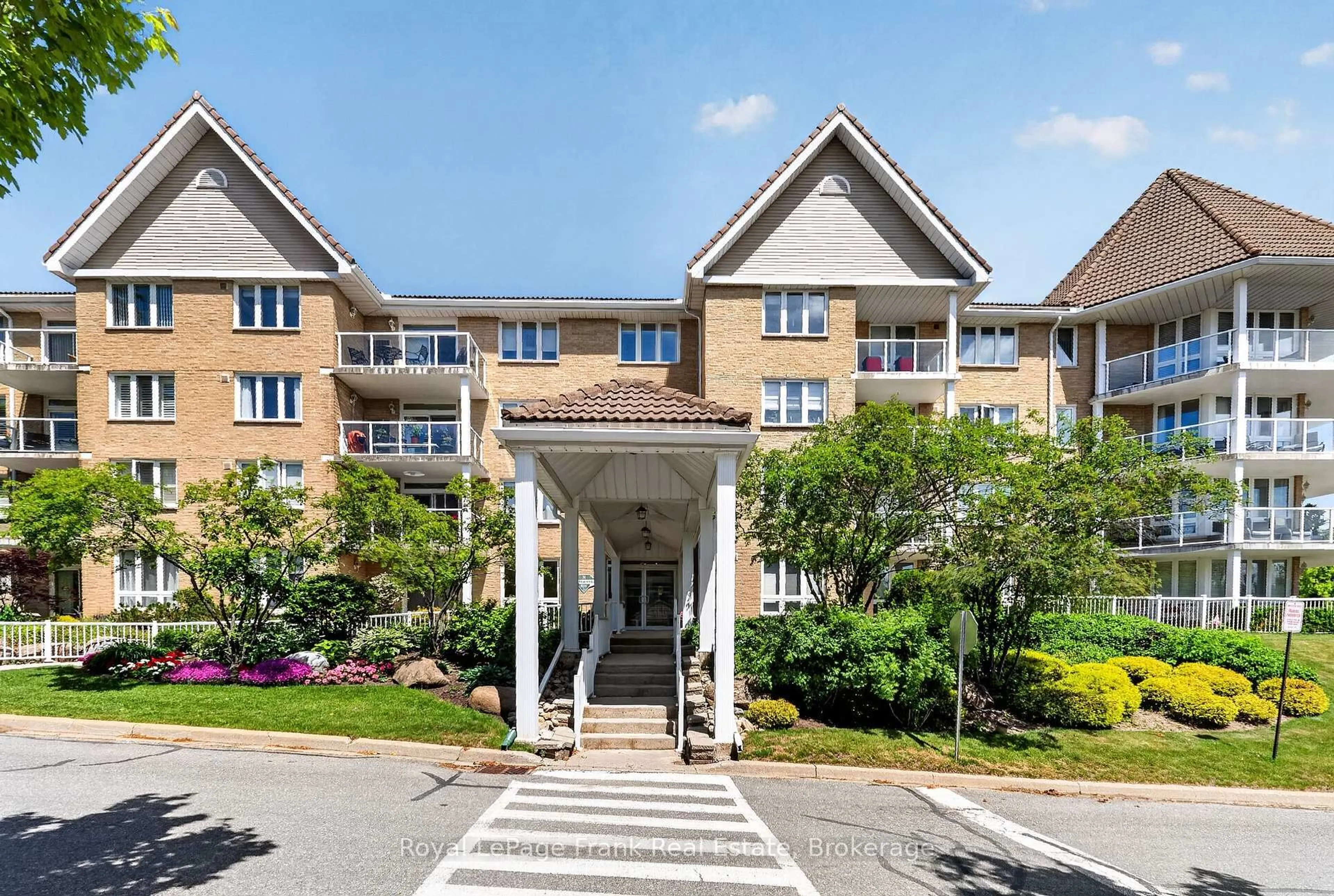 Indoor foyer for 51 Rivermill Blvd #407, Kawartha Lakes Ontario K9V 6K6