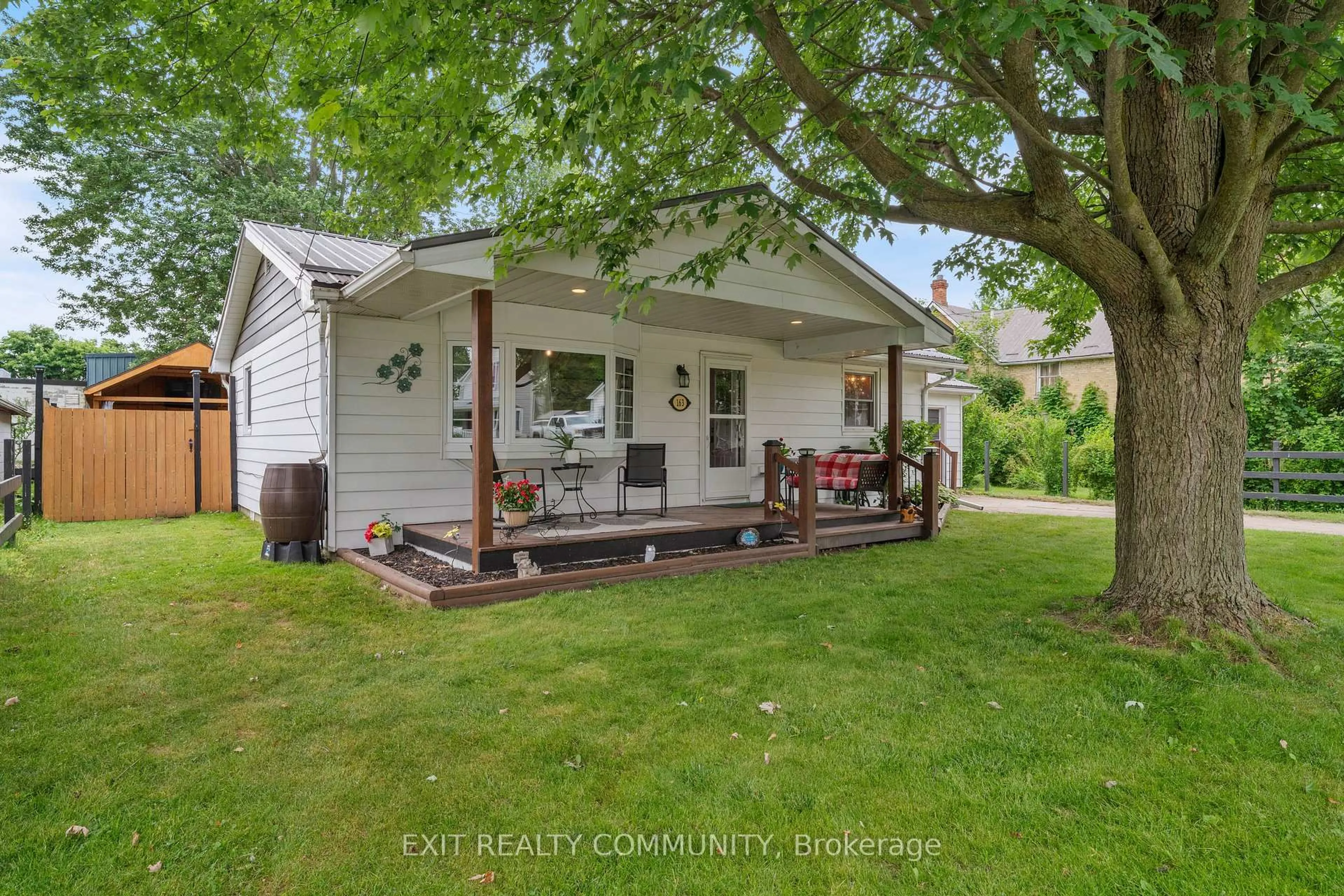 A pic from outside/outdoor area/front of a property/back of a property/a pic from drone, street for 163 Elm St, Chatham-Kent Ontario N0P 1C0
