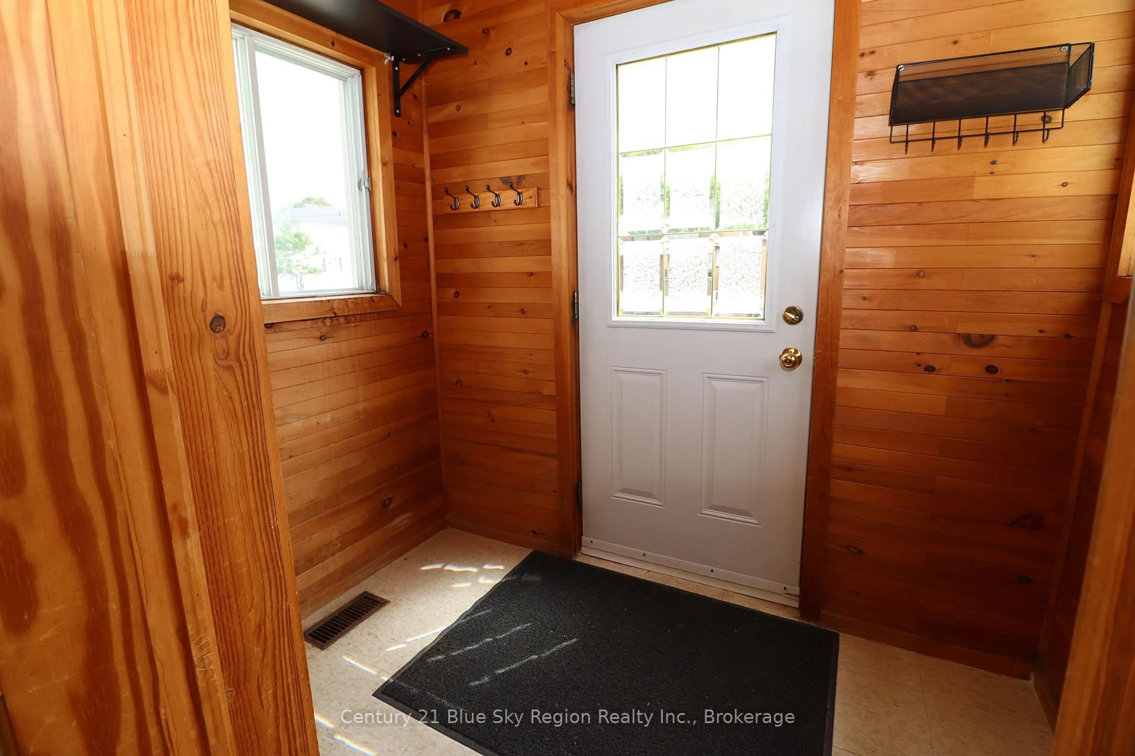Indoor entryway for 463 Mcleod St, North Bay Ontario P1B 5S7