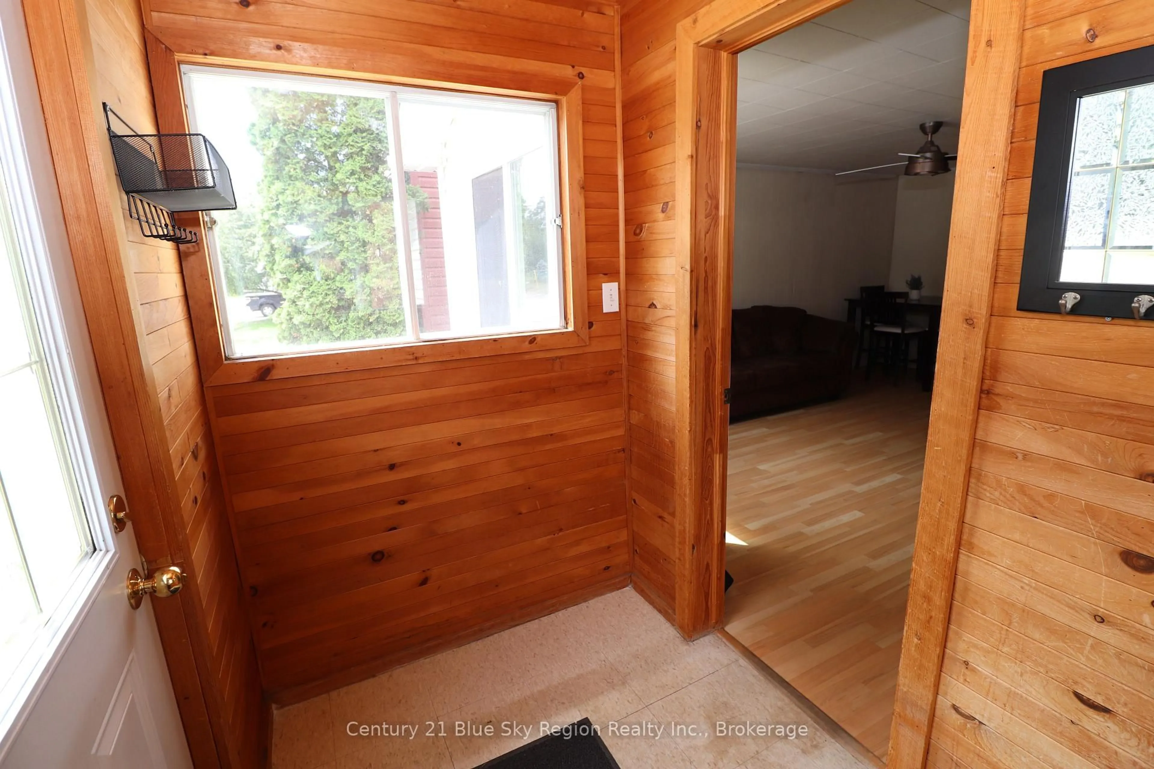 Indoor entryway for 463 Mcleod St, North Bay Ontario P1B 5S7