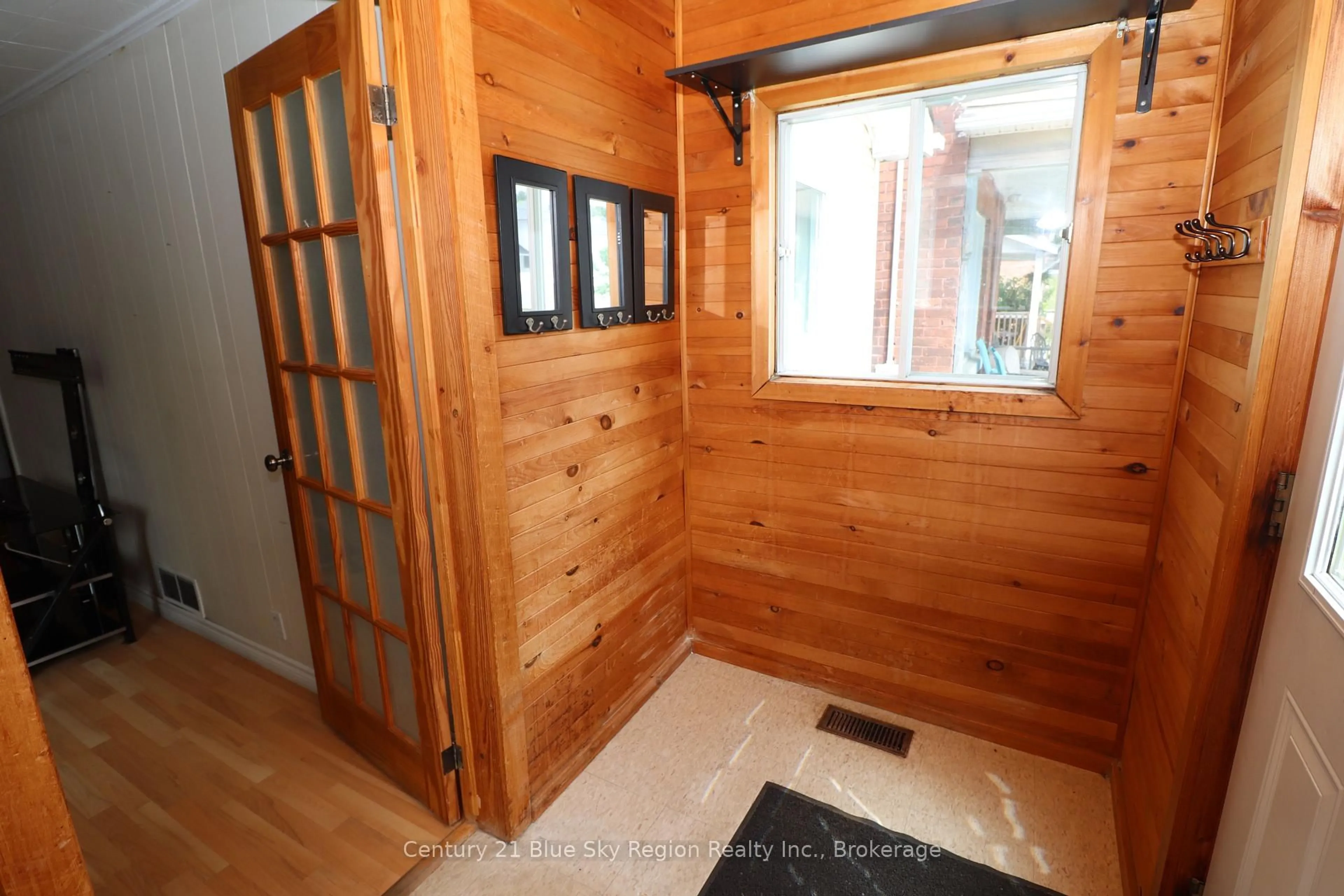 Indoor entryway for 463 Mcleod St, North Bay Ontario P1B 5S7
