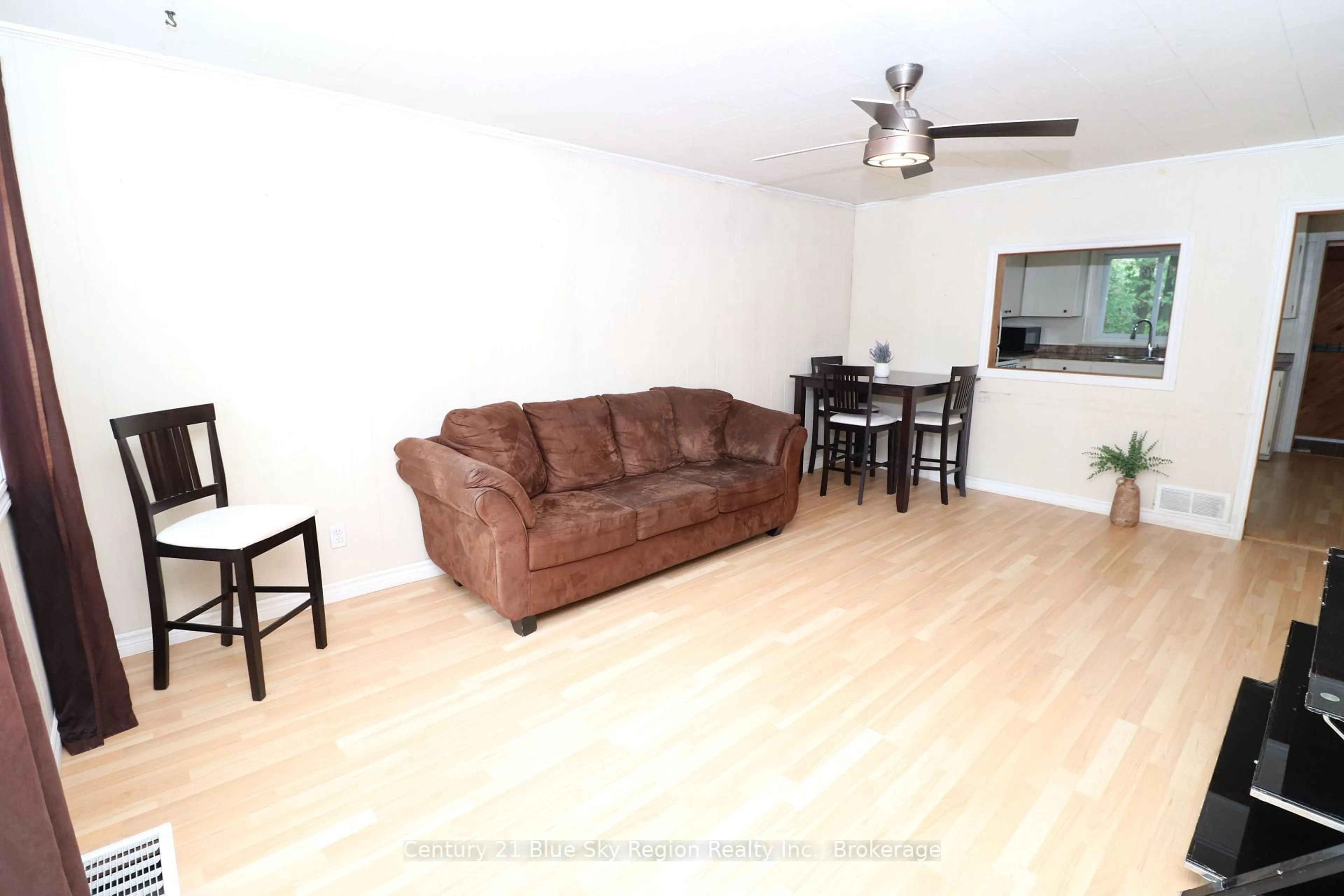 Living room with furniture, wood/laminate floor for 463 Mcleod St, North Bay Ontario P1B 5S7