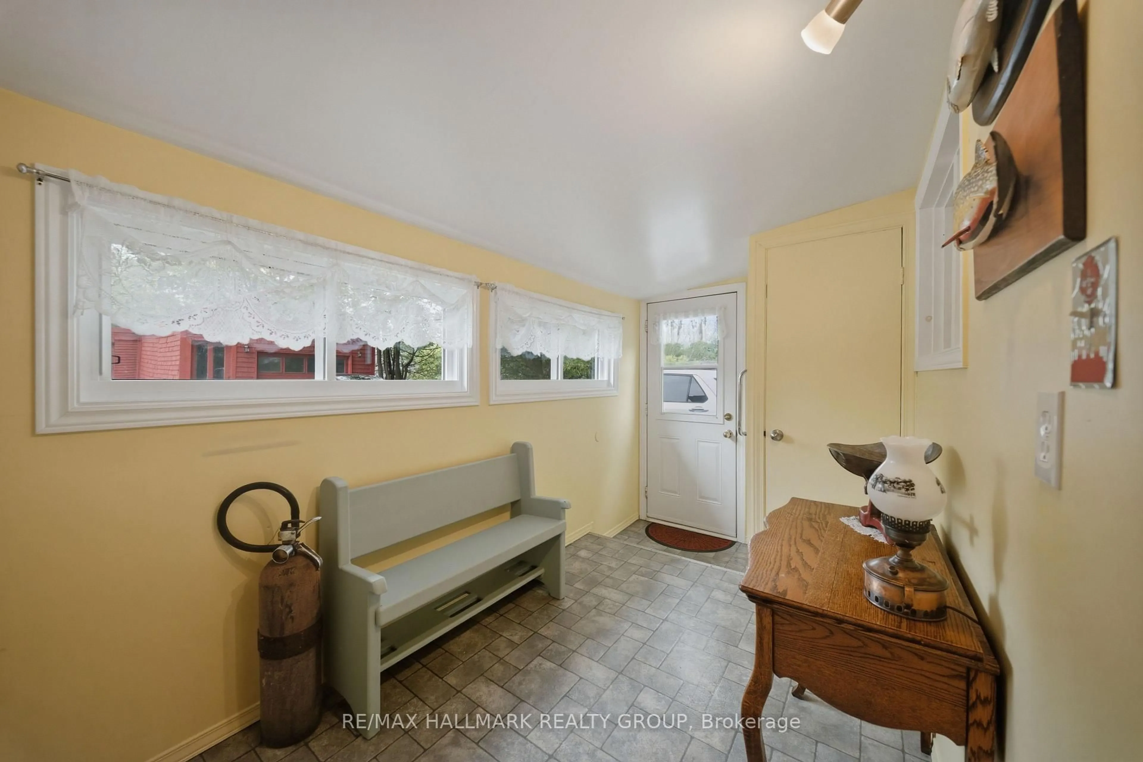 Indoor entryway for 3735 Highway 34, Champlain Ontario K0B 1R0