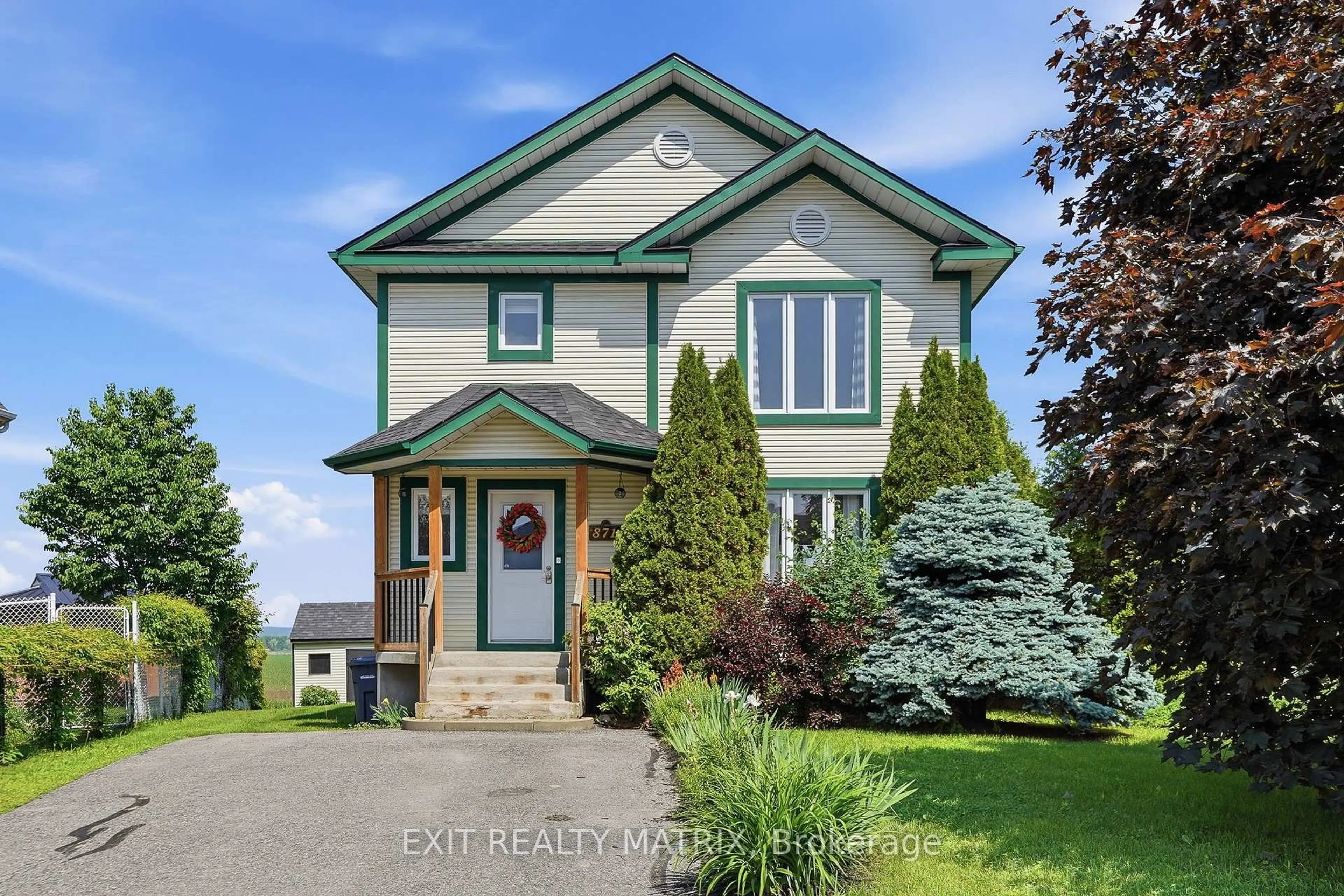 Home with vinyl exterior material, street for 871 Pilon St, Hawkesbury Ontario K6A 3P8