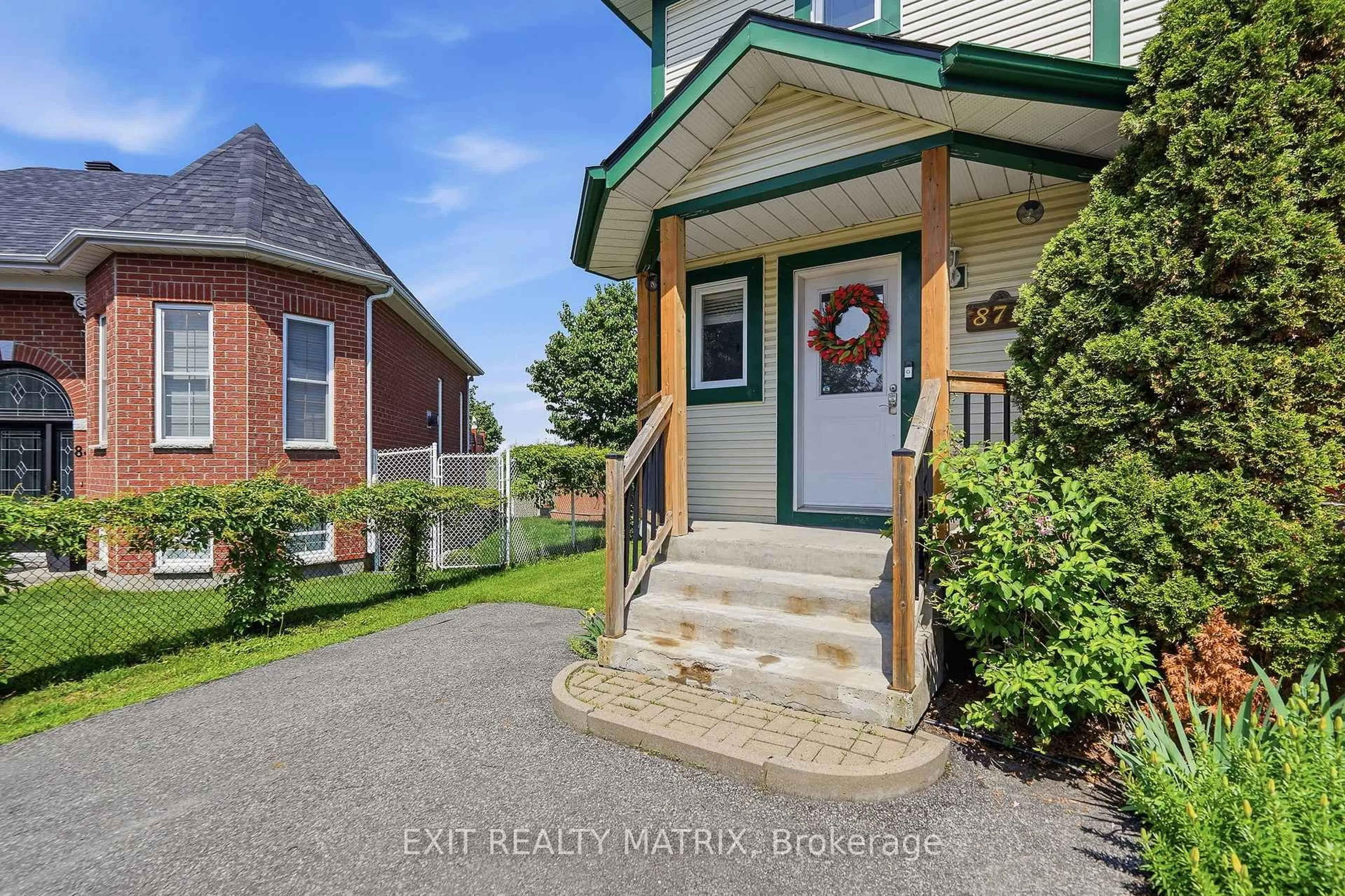 Indoor entryway for 871 Pilon St, Hawkesbury Ontario K6A 3P8
