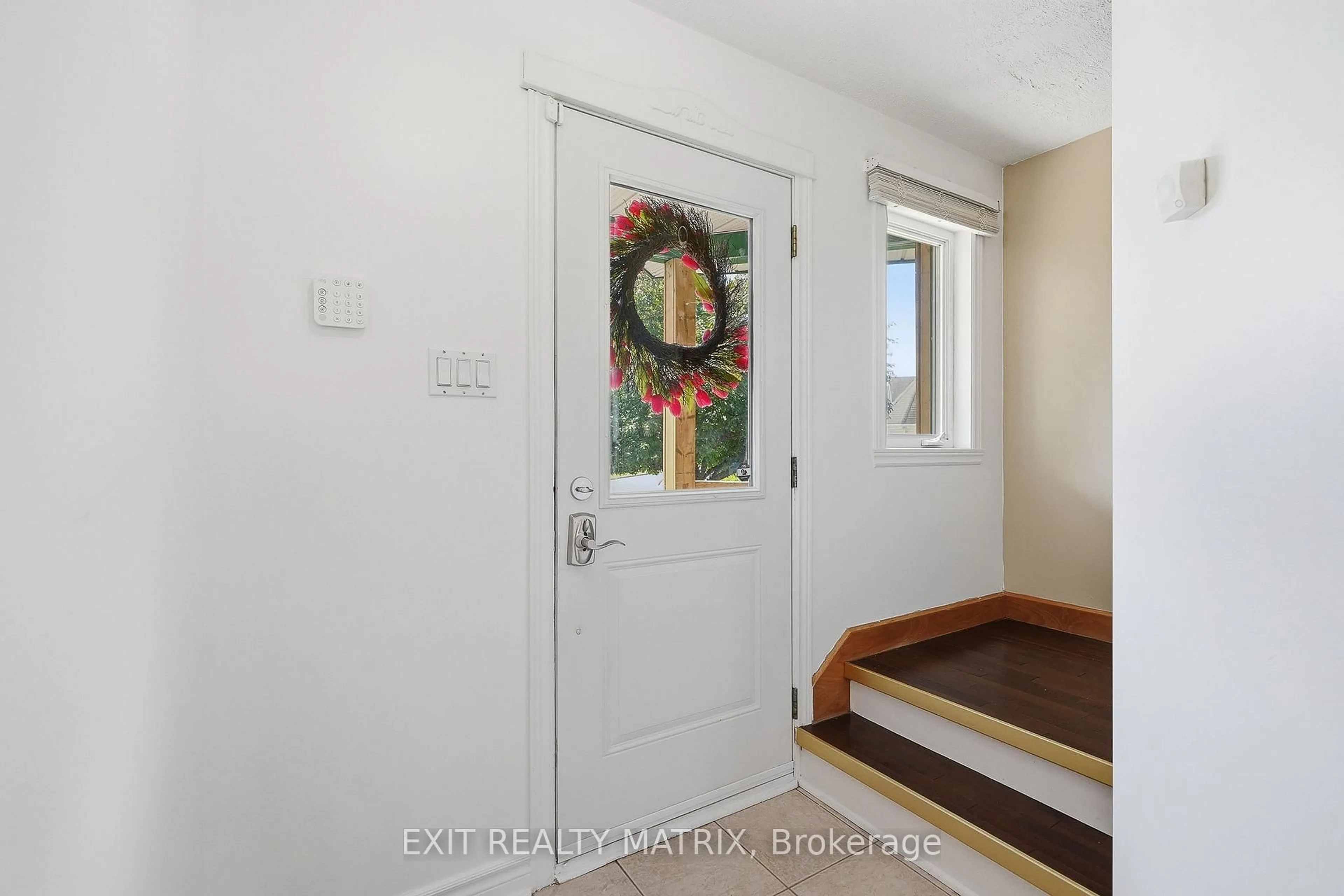 Indoor entryway for 871 Pilon St, Hawkesbury Ontario K6A 3P8