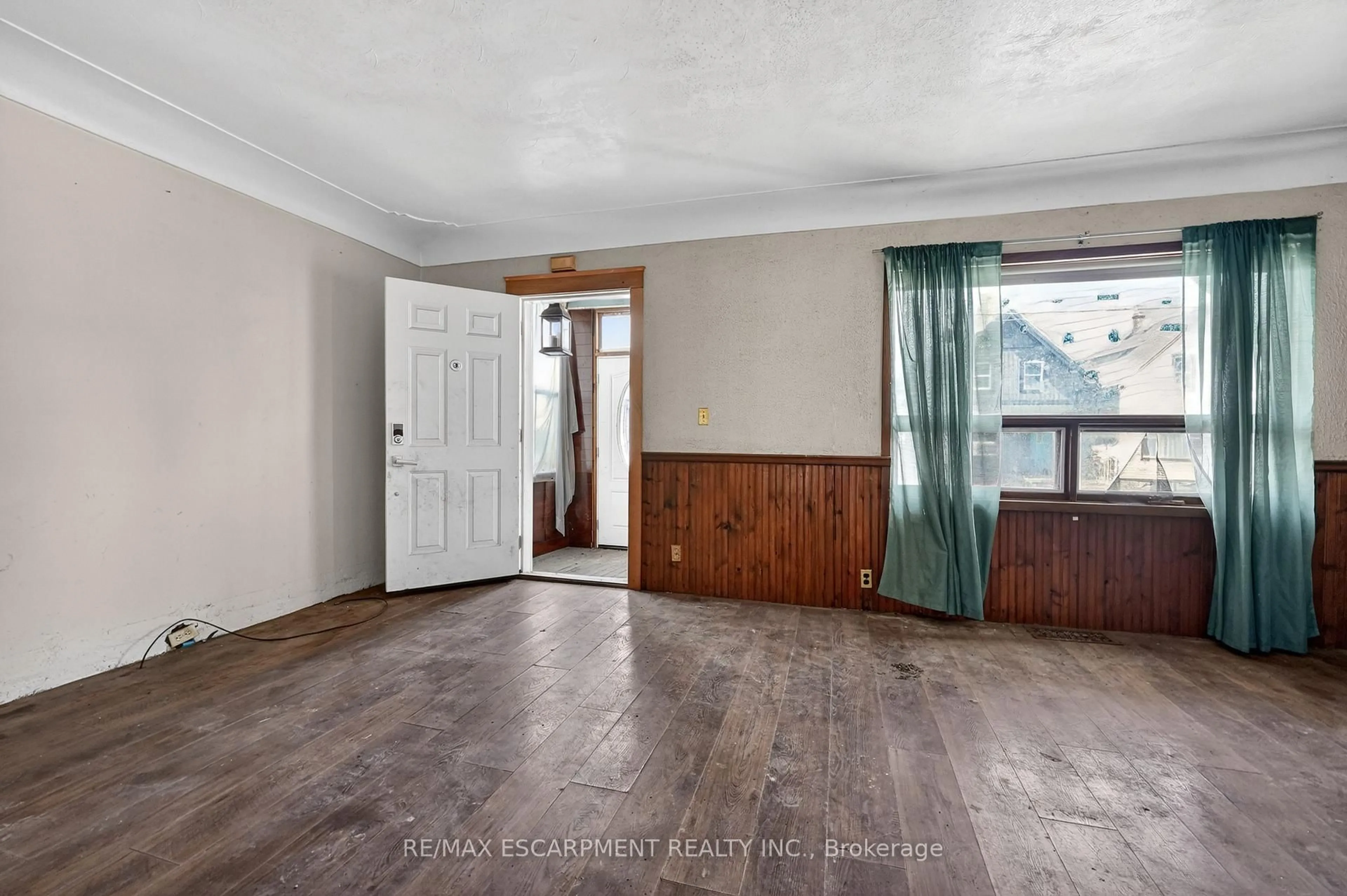 A pic of a room for 28 Cambridge Ave, Hamilton Ontario L8H 1T5