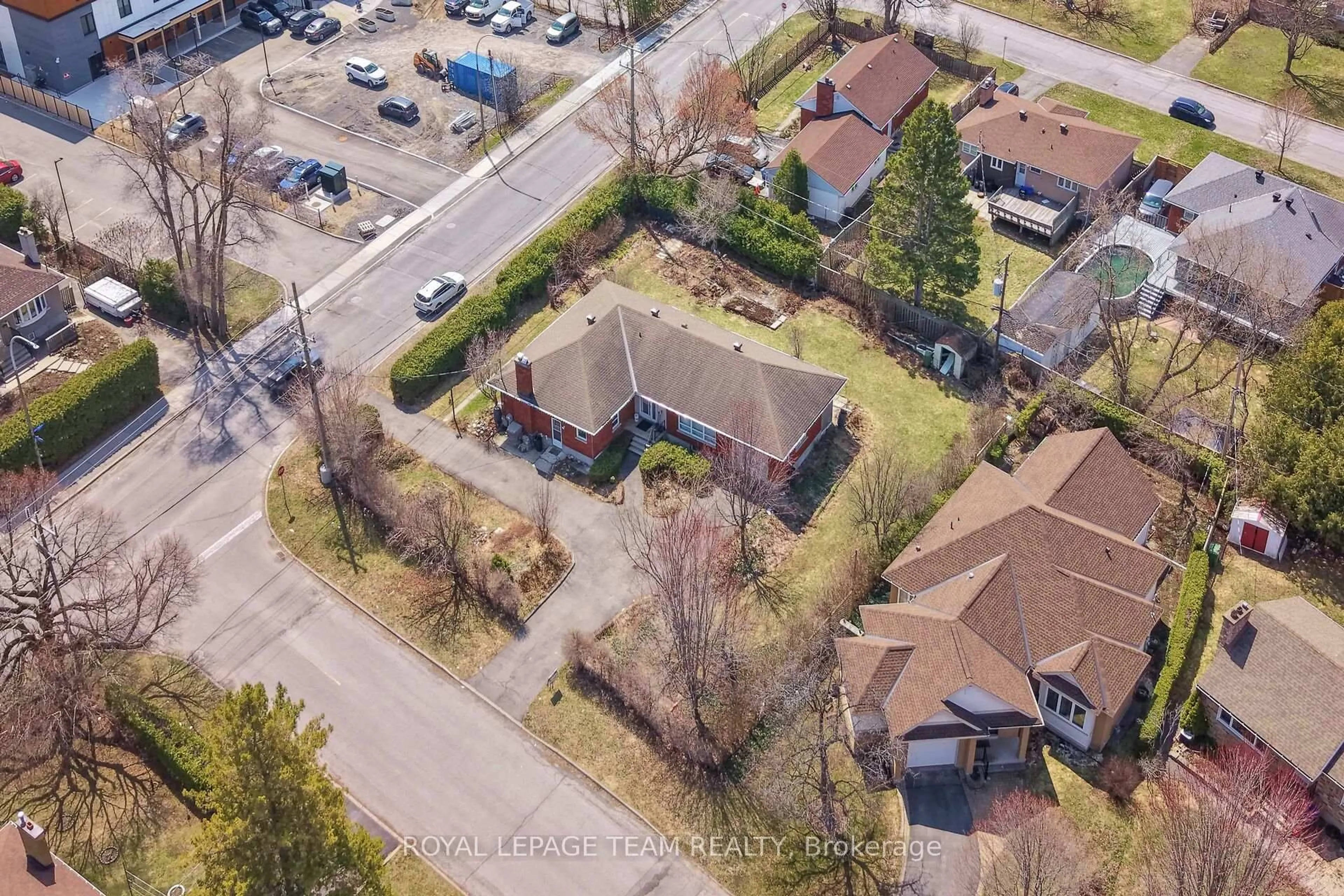 A pic from outside/outdoor area/front of a property/back of a property/a pic from drone, street for 45 Capilano Dr, Ottawa Ontario K2E 6G5