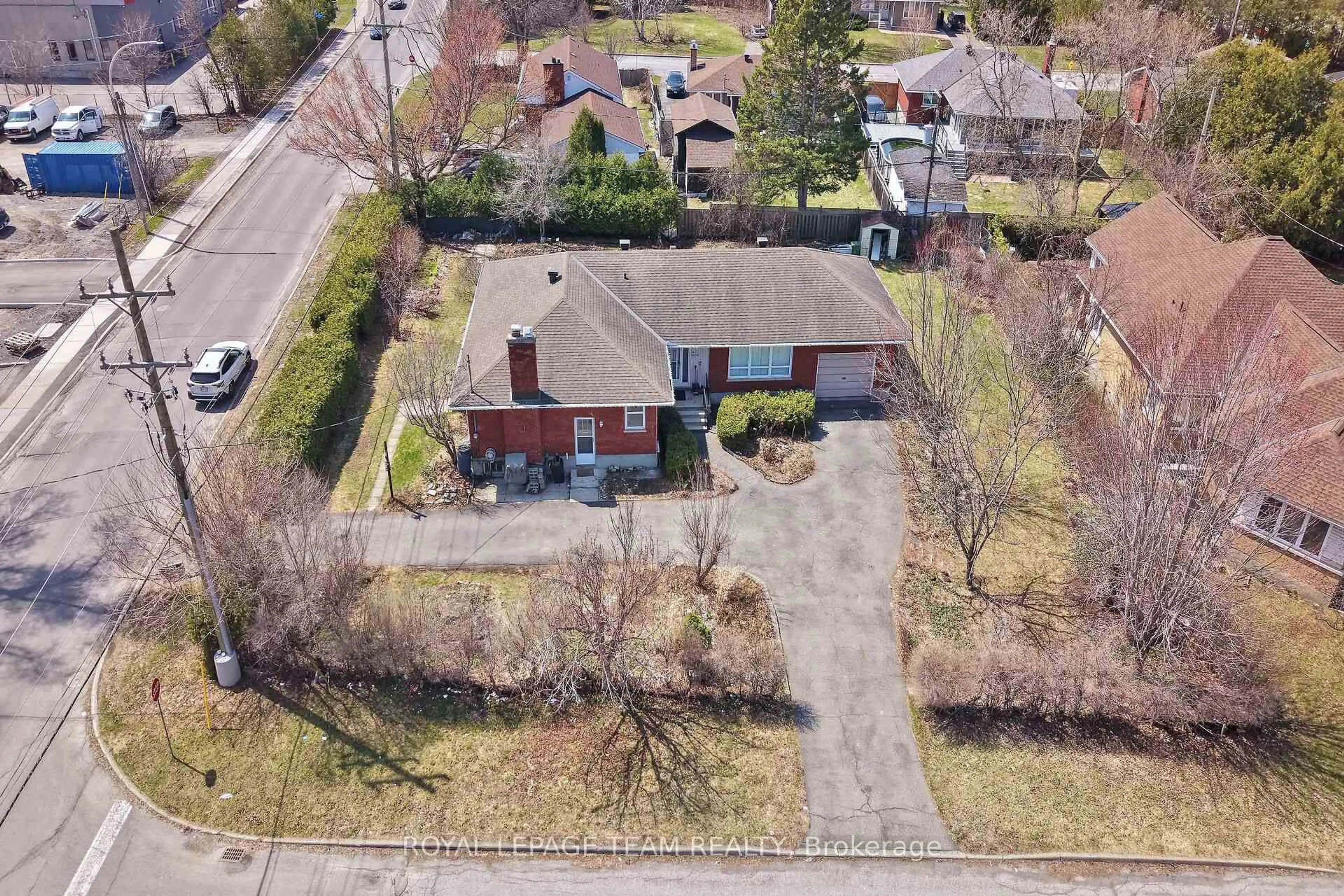 A pic from outside/outdoor area/front of a property/back of a property/a pic from drone, street for 45 Capilano Dr, Ottawa Ontario K2E 6G5