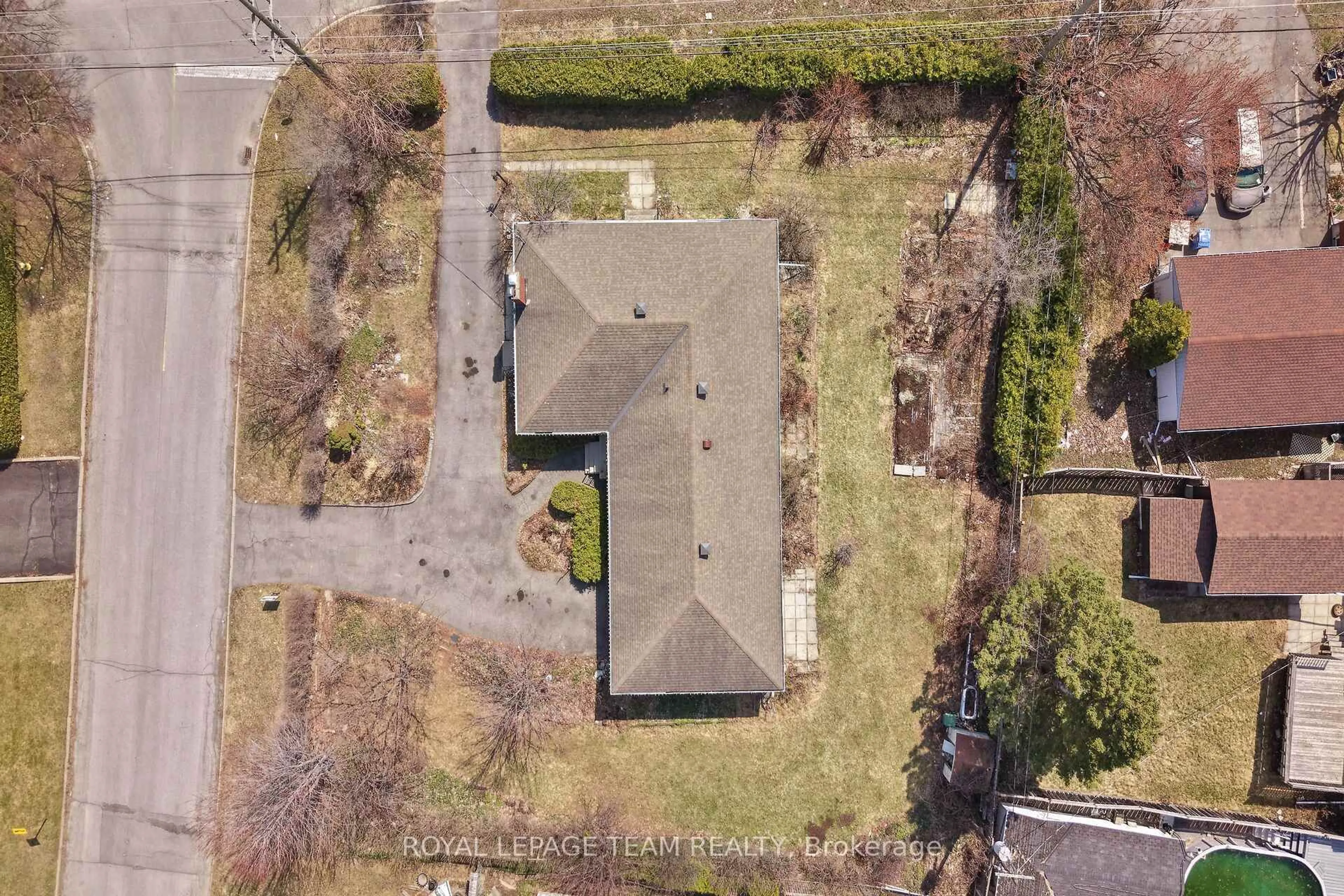 A pic from outside/outdoor area/front of a property/back of a property/a pic from drone, building for 45 Capilano Dr, Ottawa Ontario K2E 6G5