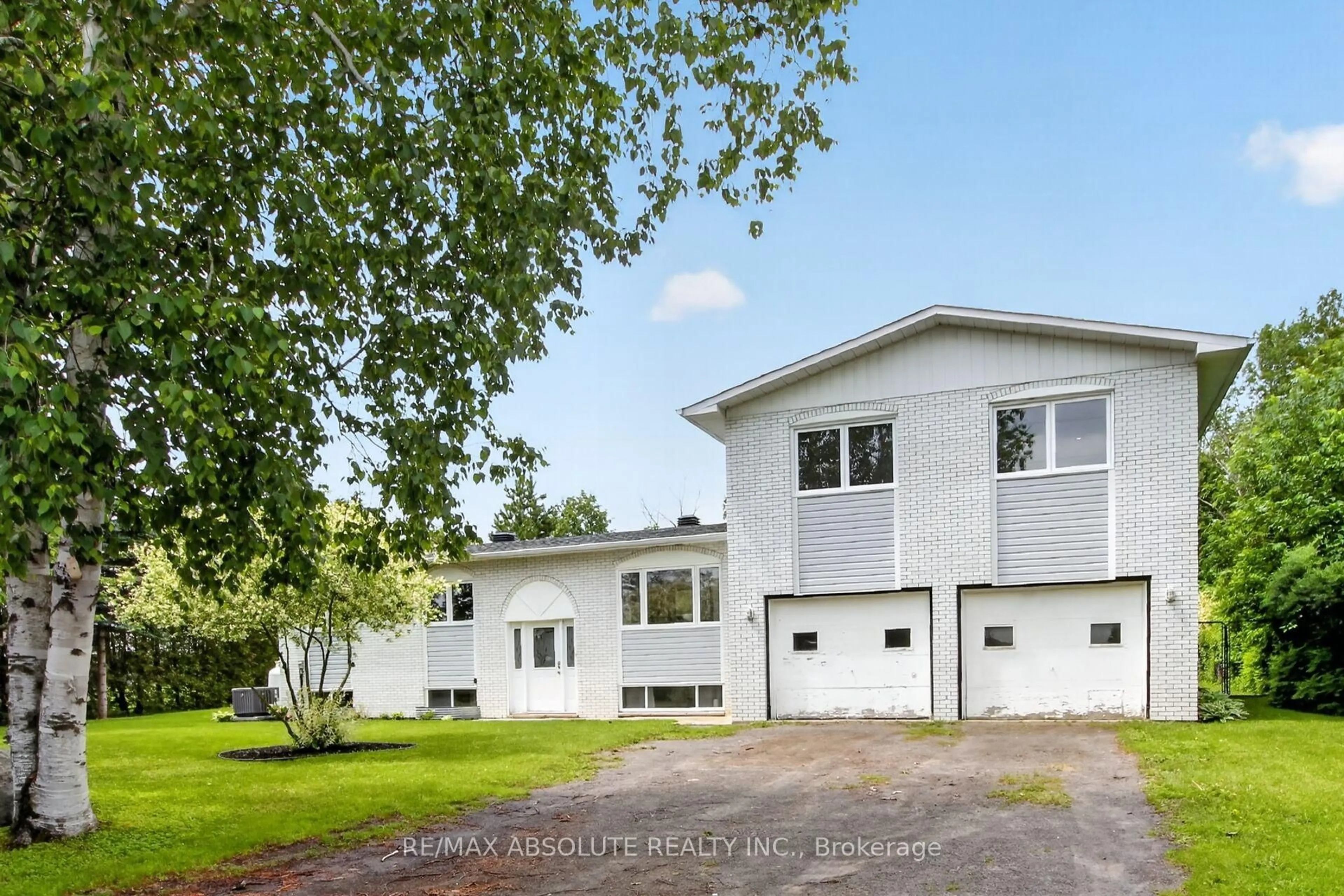 A pic from outside/outdoor area/front of a property/back of a property/a pic from drone, street for 900 Concession 5 Rd, Alfred and Plantagenet Ontario K0B 1L0