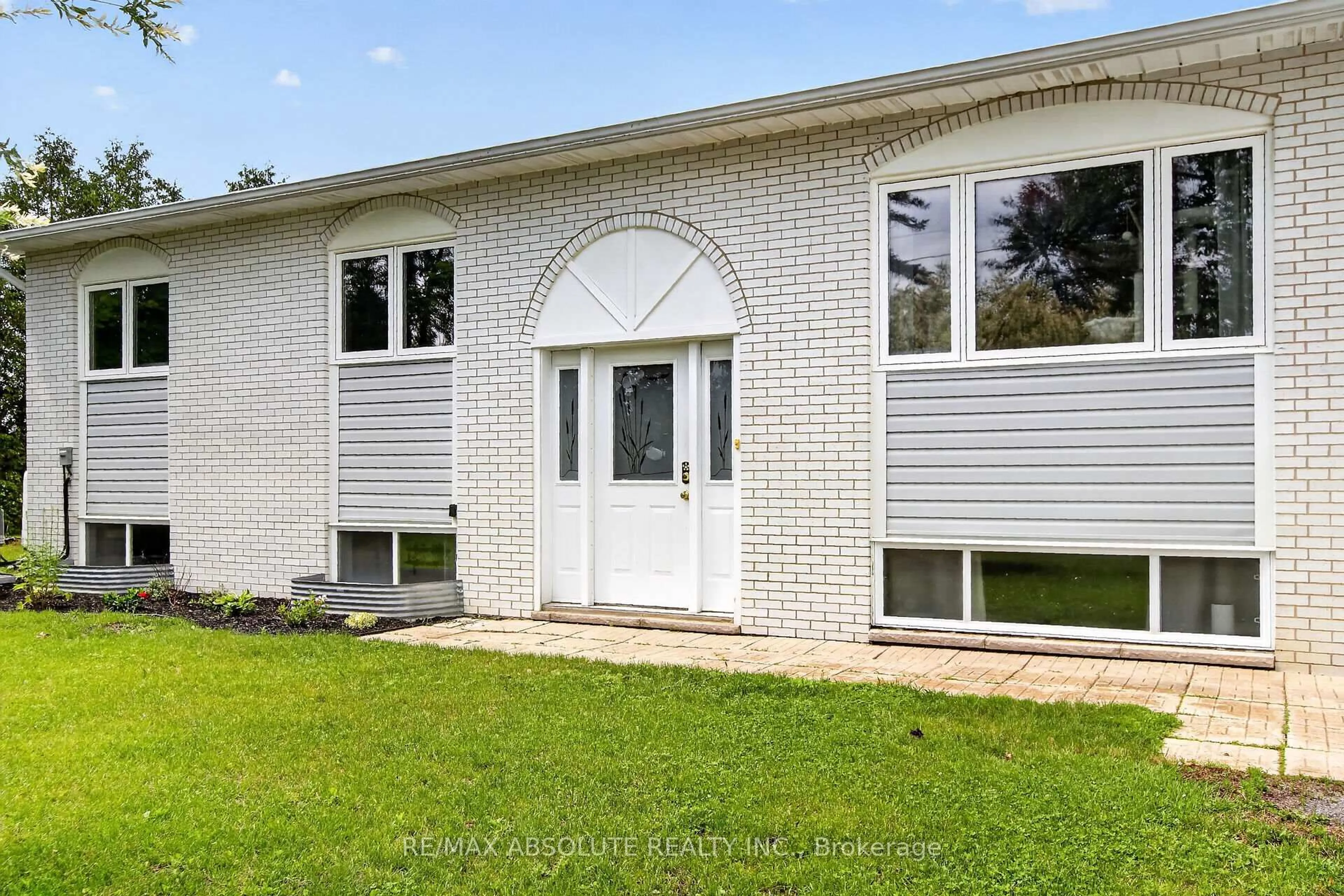 Home with vinyl exterior material, unknown for 900 Concession 5 Rd, Alfred and Plantagenet Ontario K0B 1L0