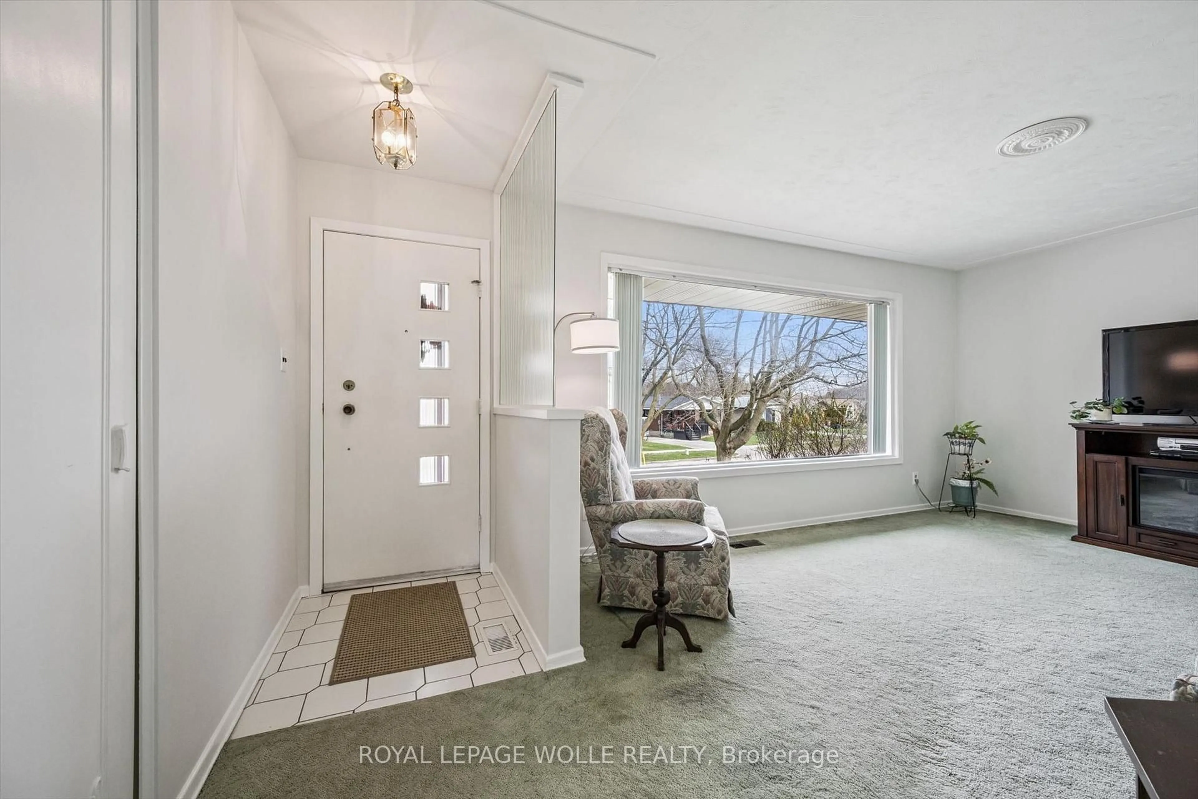 Indoor entryway for 106 Ruskview Rd, Kitchener Ontario N2M 4S3