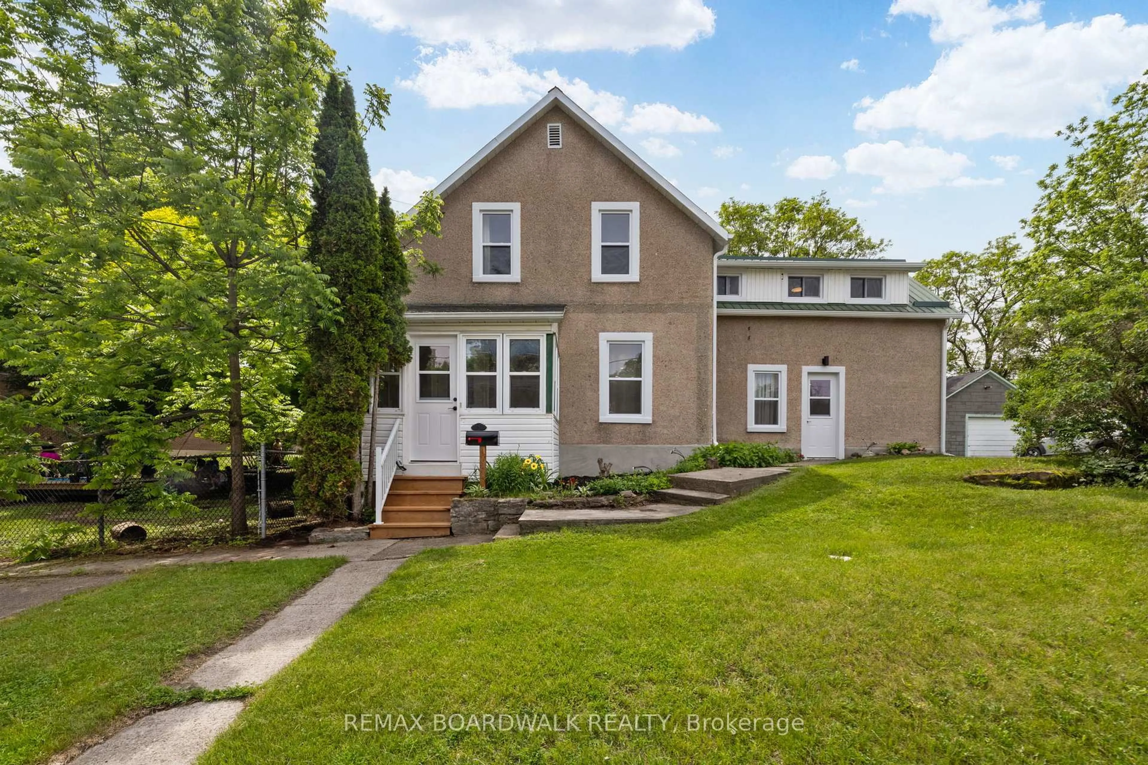 Unknown for 8 Grant St, Perth Ontario K7H 1X4