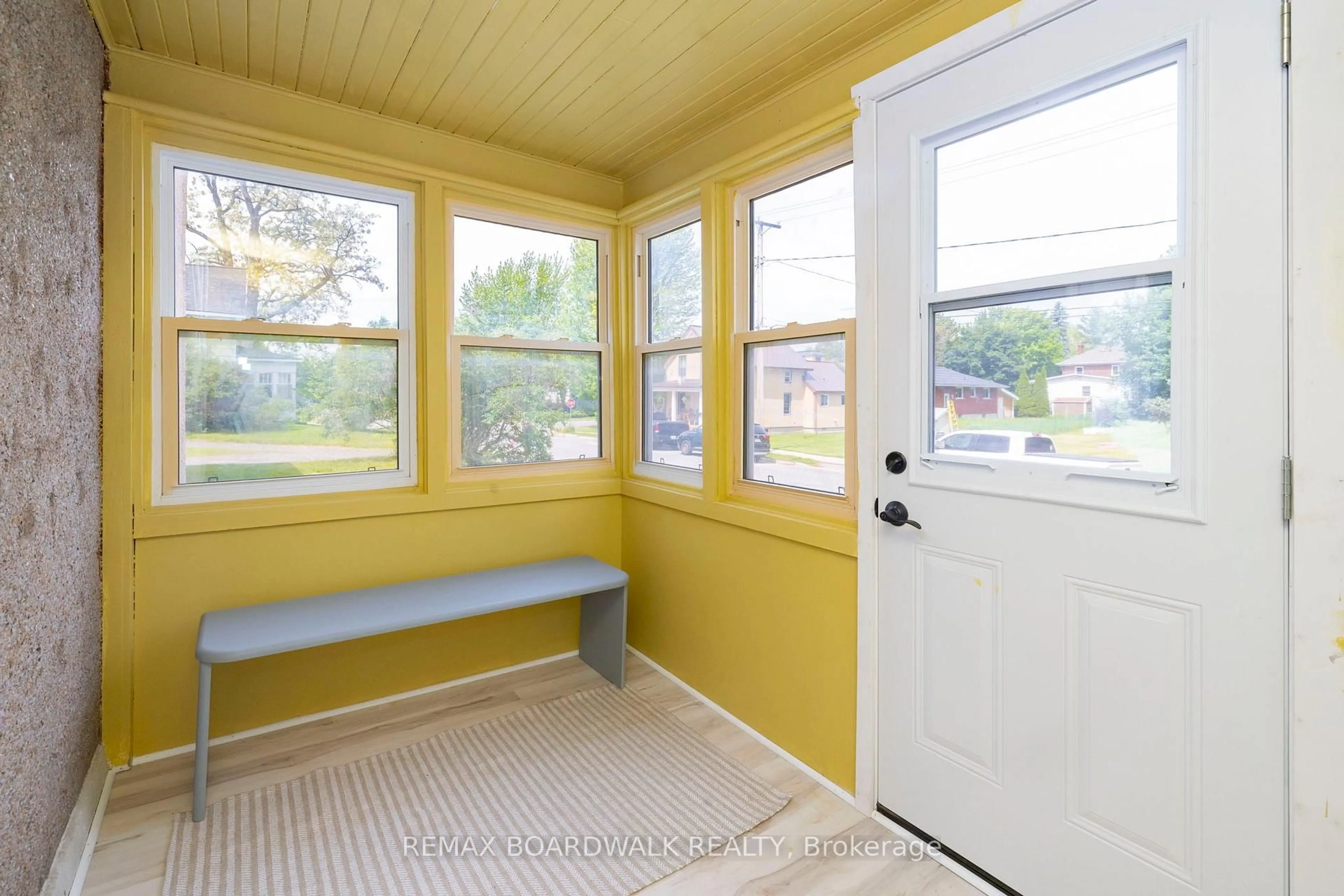 Indoor entryway for 8 Grant St, Perth Ontario K7H 1X4