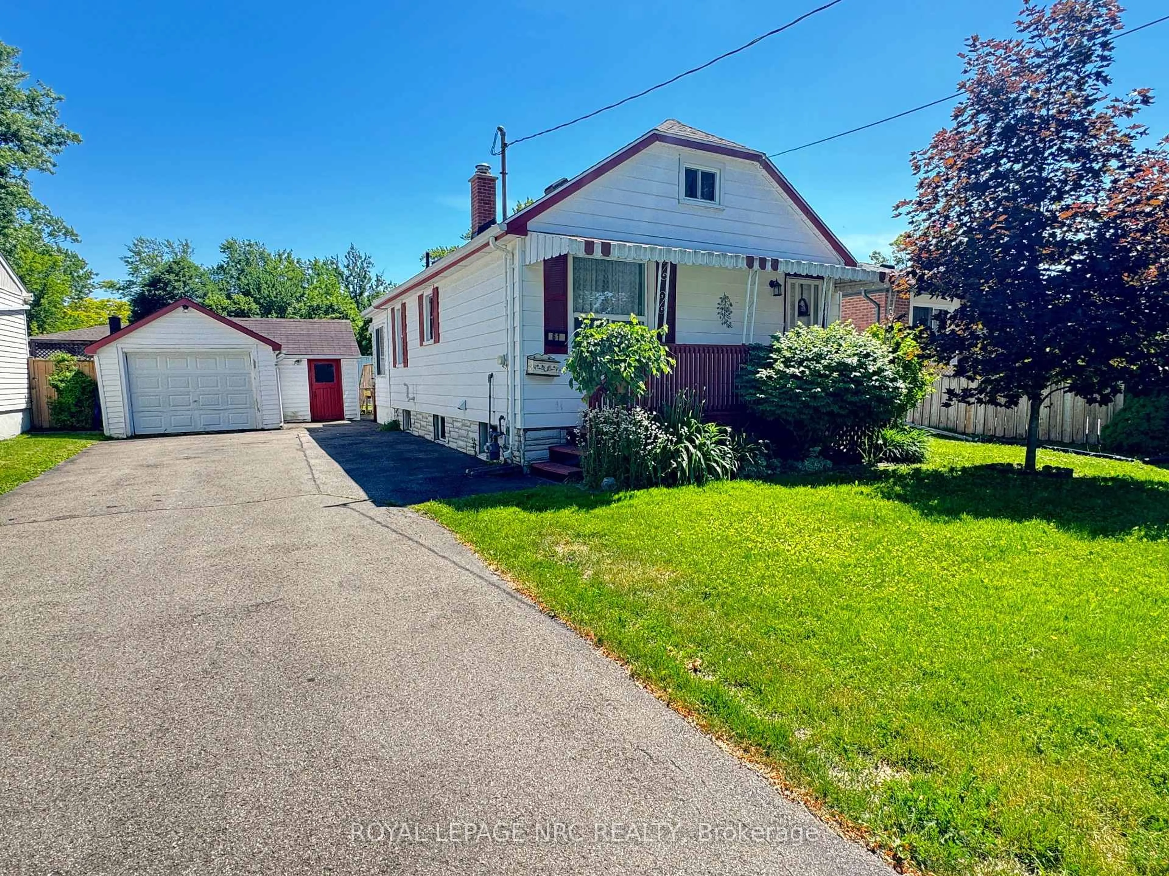 A pic from outside/outdoor area/front of a property/back of a property/a pic from drone, street for 61 Hatter Ave, Welland Ontario L3C 3P4