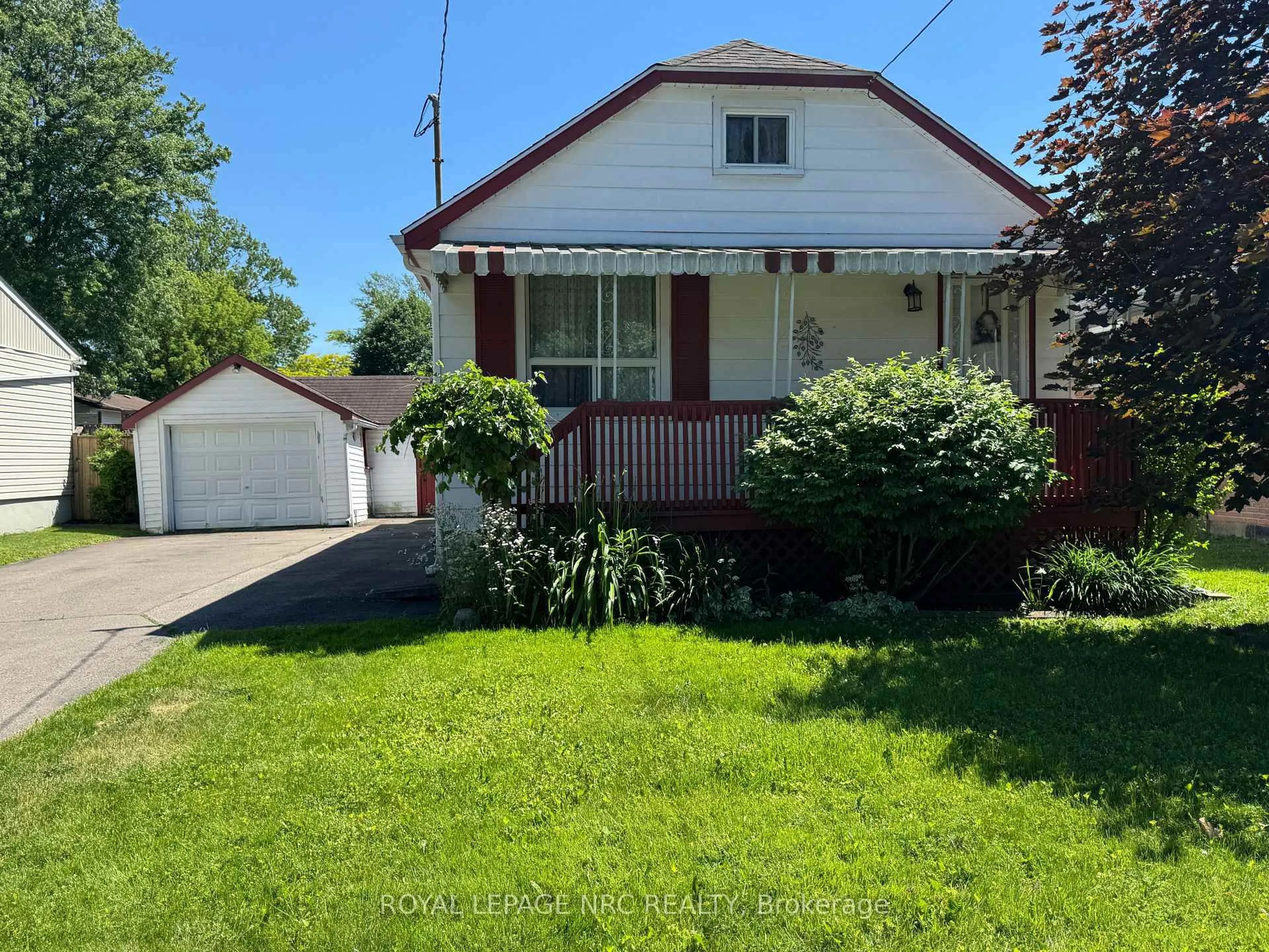A pic from outside/outdoor area/front of a property/back of a property/a pic from drone, street for 61 Hatter Ave, Welland Ontario L3C 3P4