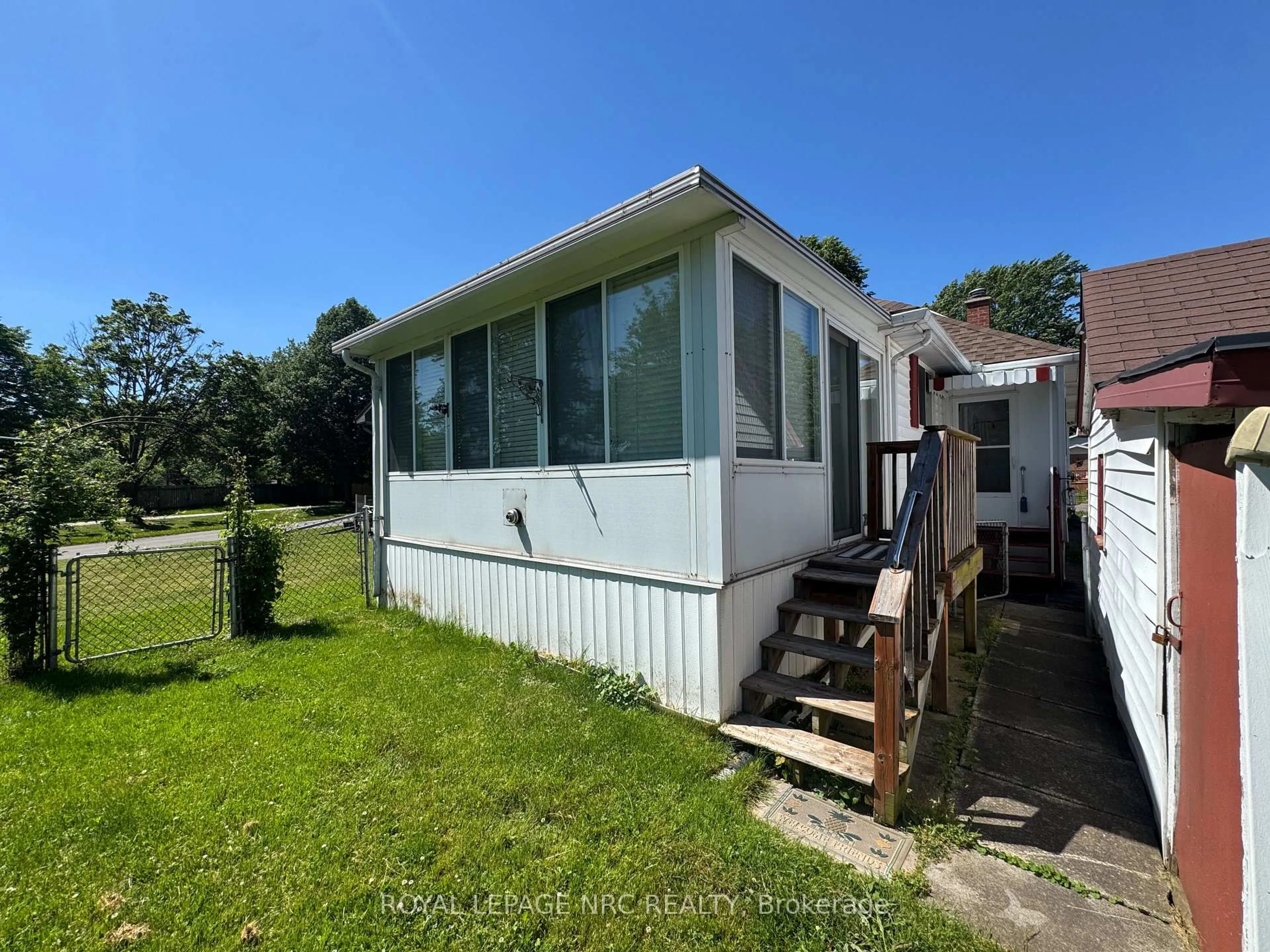 Home with vinyl exterior material, unknown for 61 Hatter Ave, Welland Ontario L3C 3P4