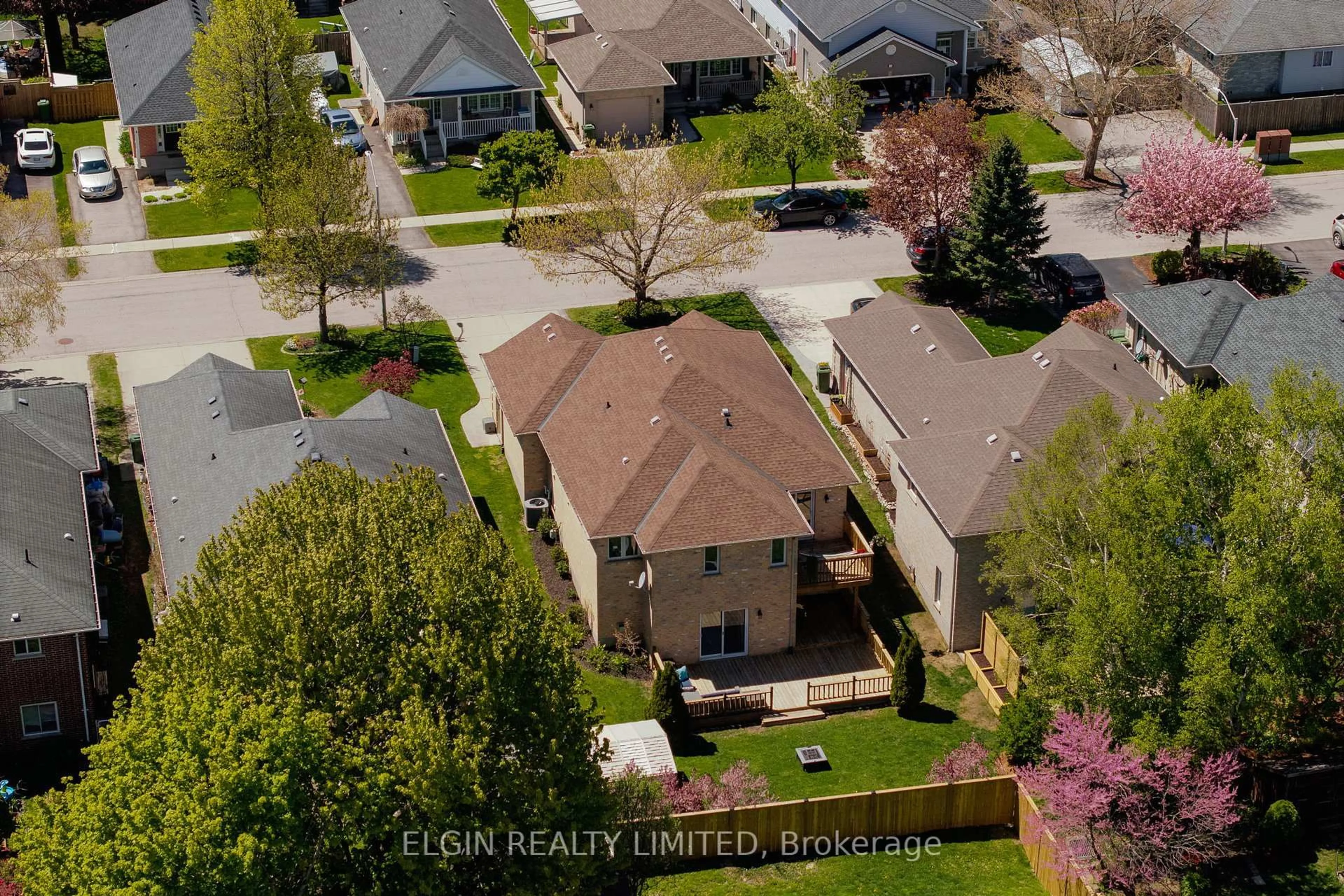 A pic from outside/outdoor area/front of a property/back of a property/a pic from drone, street for 5 Rodney Cres, St. Thomas Ontario N5R 6E1
