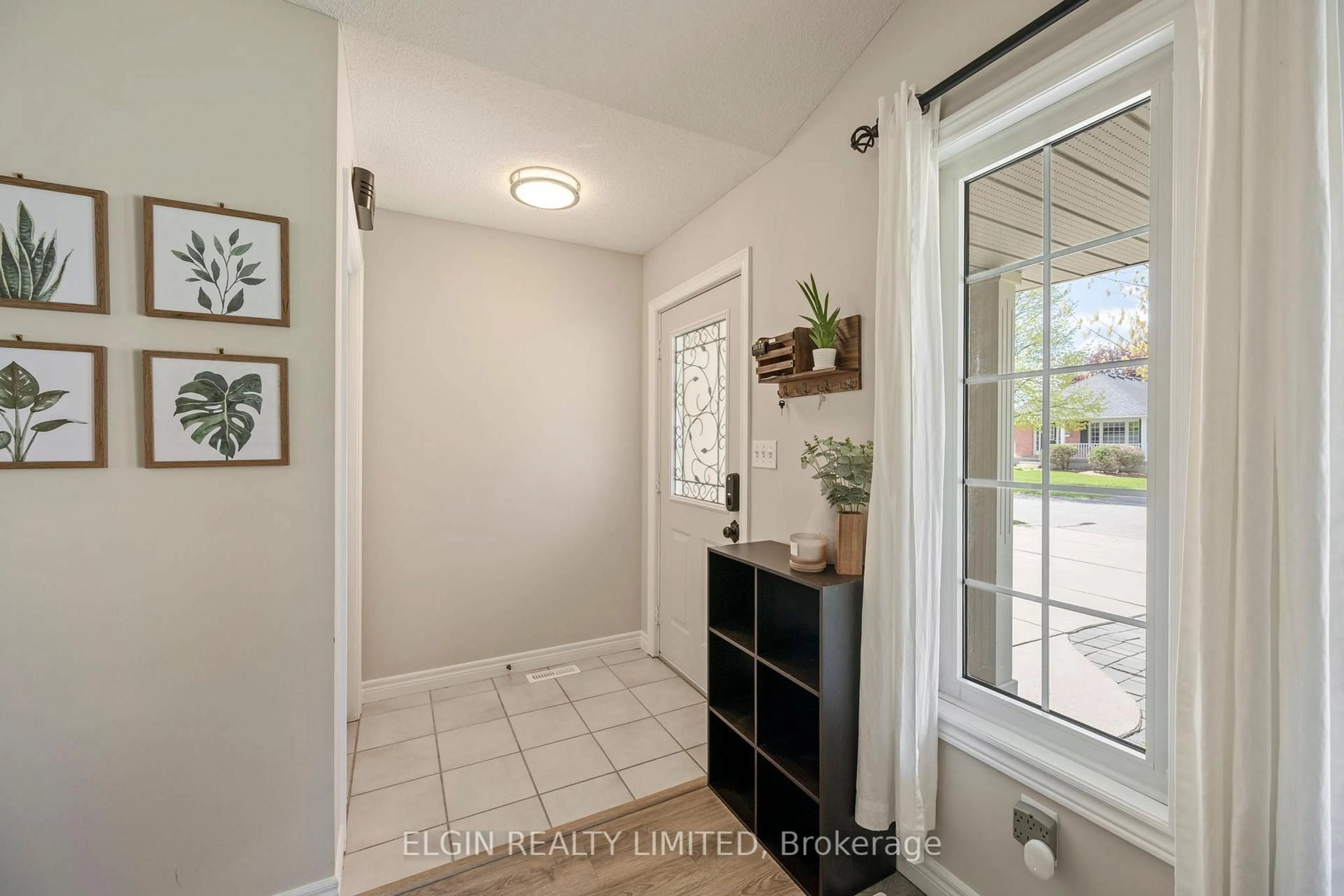 Indoor entryway for 5 Rodney Cres, St. Thomas Ontario N5R 6E1