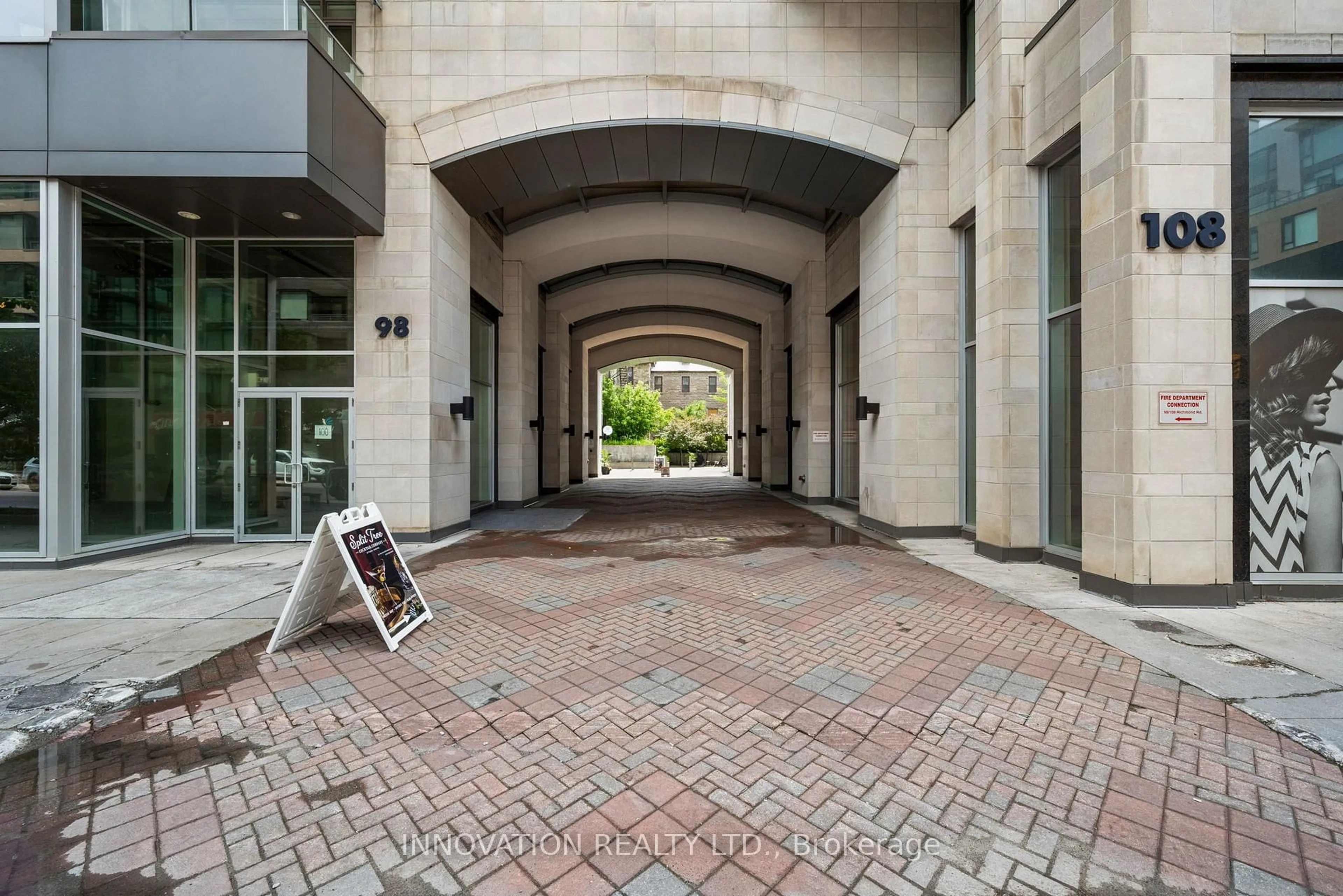 Indoor foyer for 108 Richmond Rd #803, Ottawa Ontario K1Z 0B3
