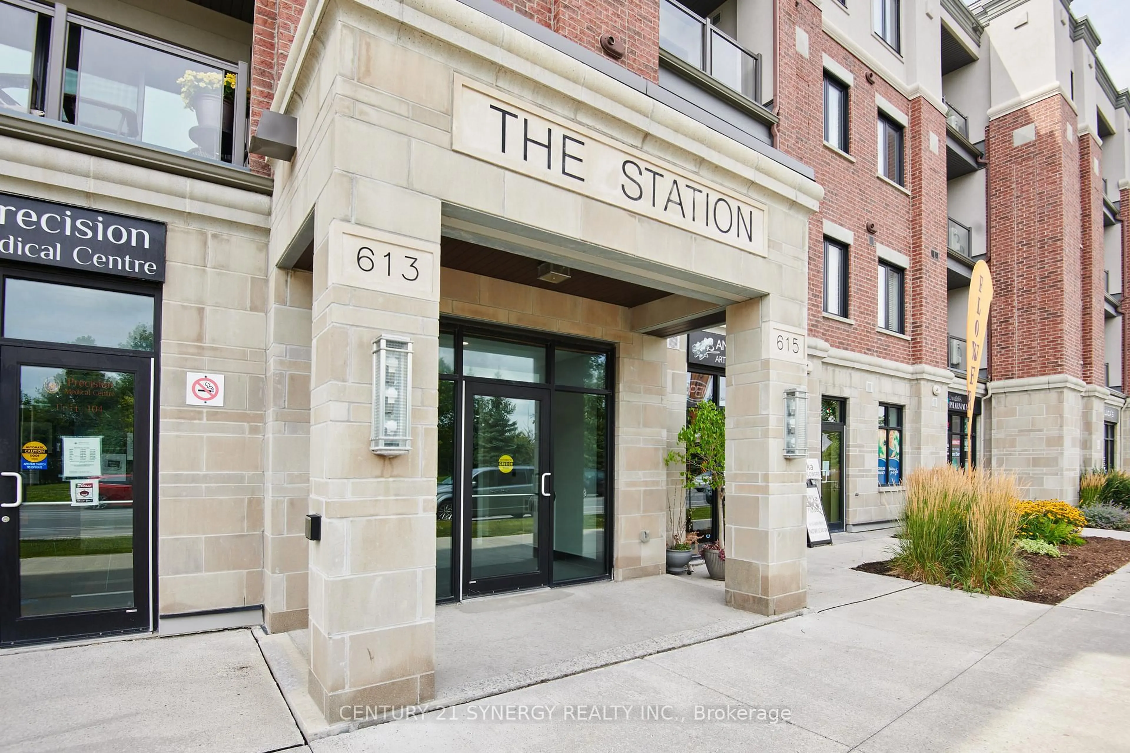 Indoor foyer for 615 Longfields Dr #201, Ottawa Ontario K2J 6J3