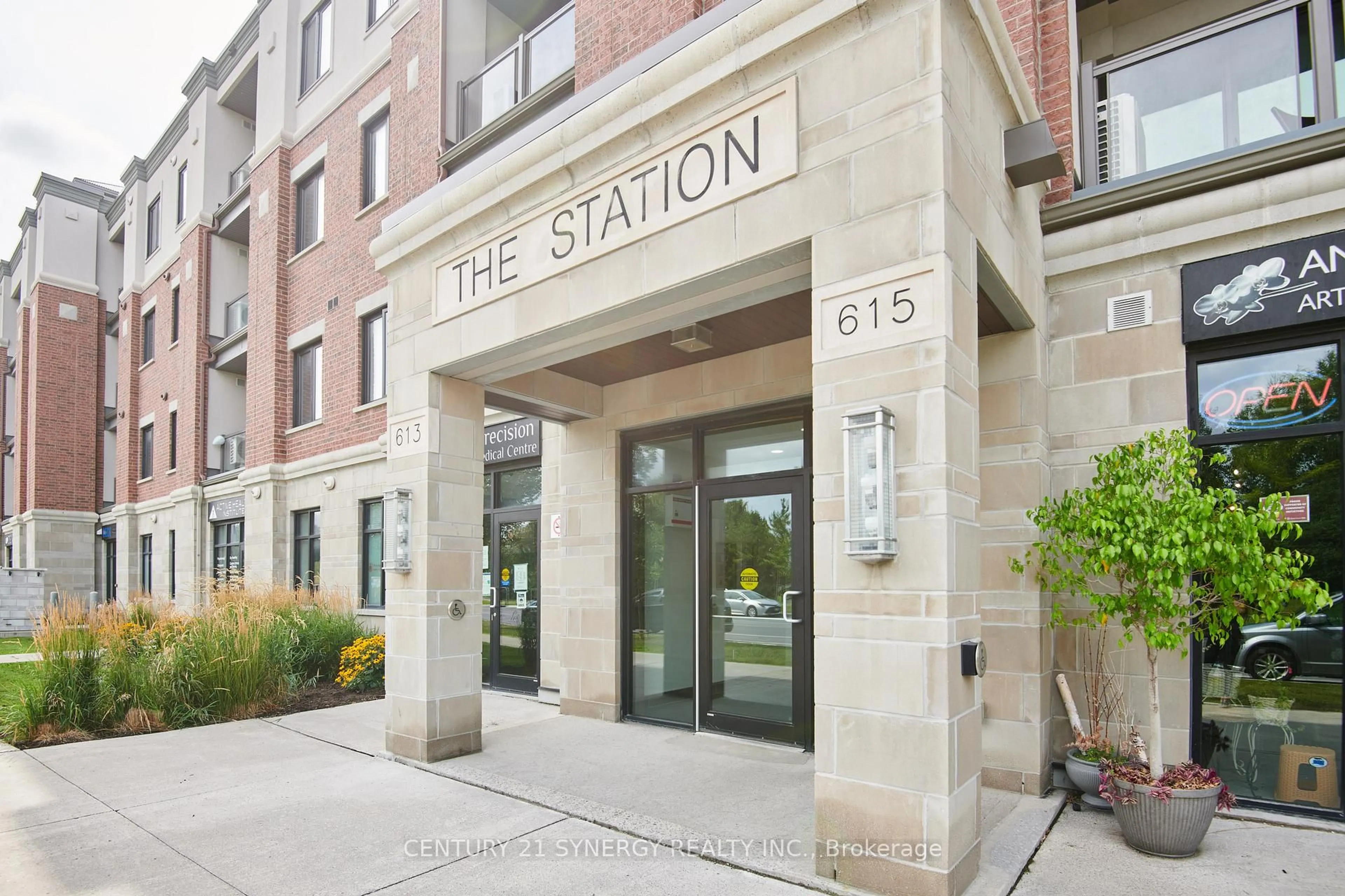 Indoor foyer for 615 Longfields Dr #201, Ottawa Ontario K2J 6J3