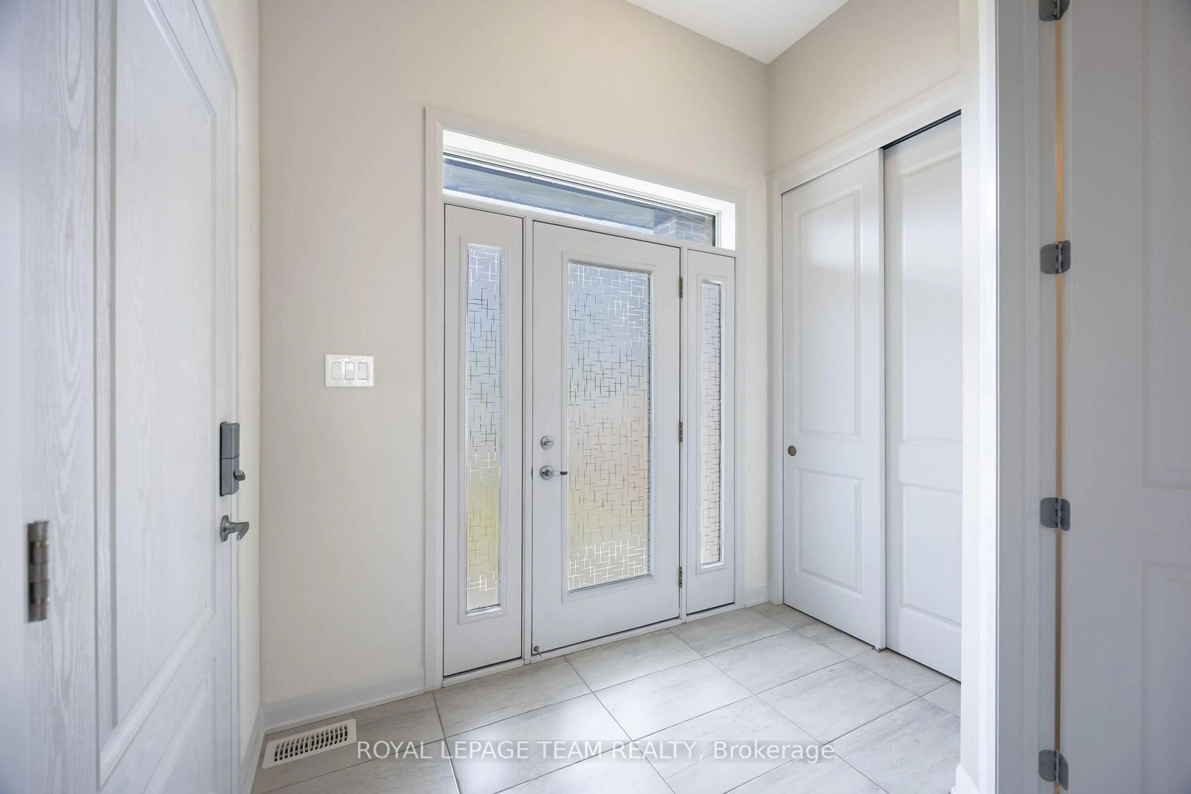Indoor entryway for 236 Calvington Ave, Kanata Ontario K2T 0P9