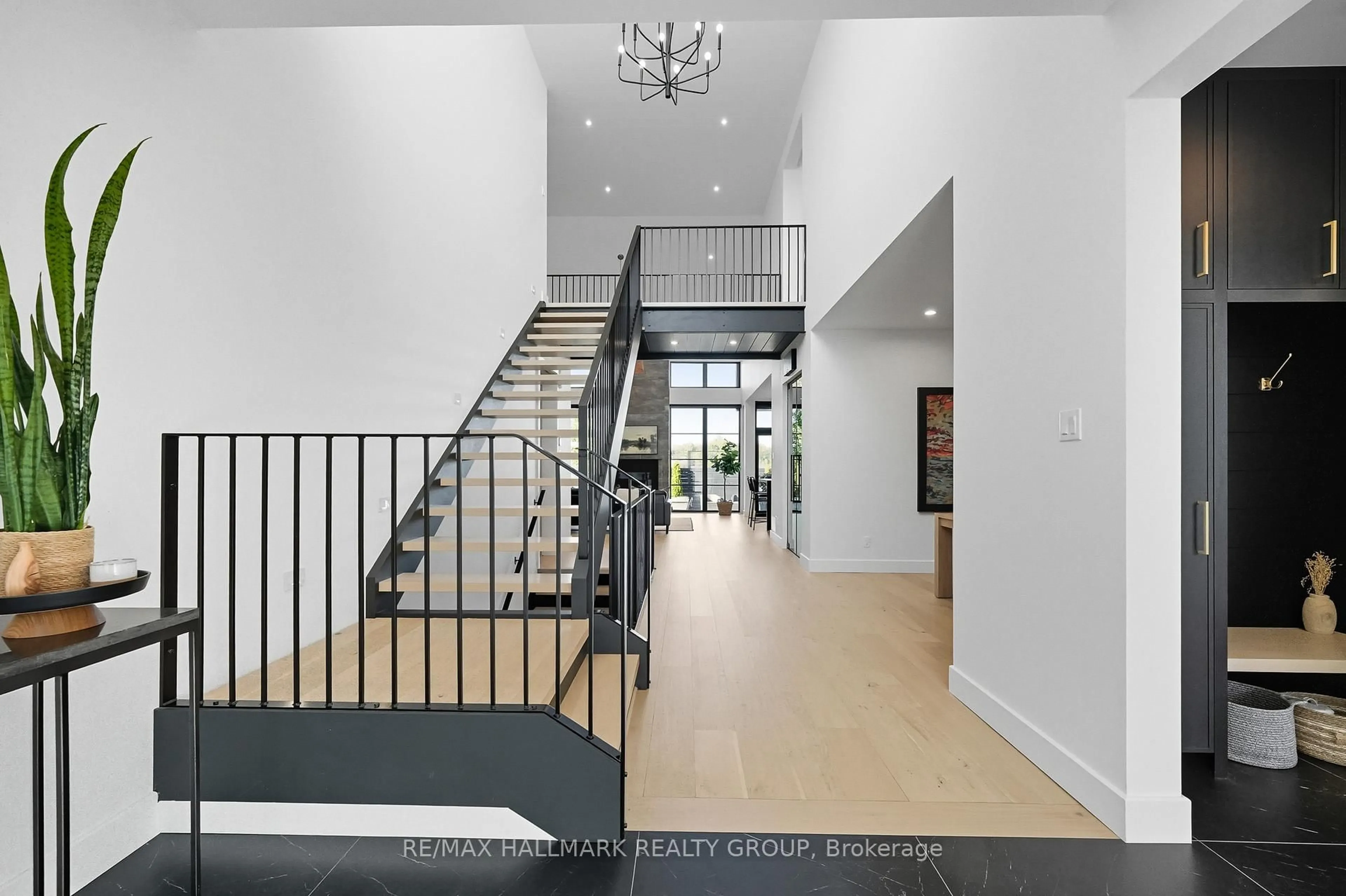 Indoor foyer for 610 Gendarme Circ, Orleans Ontario K1W 0R1