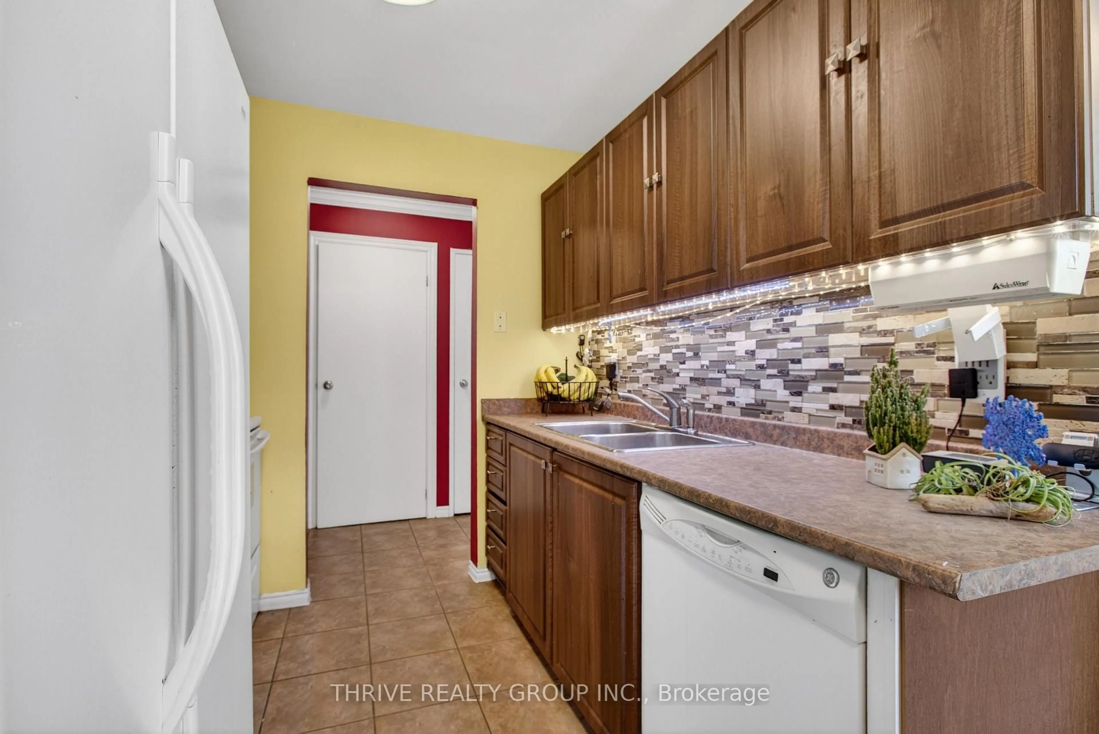 Unknown for 75 Huxley St #401, London South Ontario N6J 4W7
