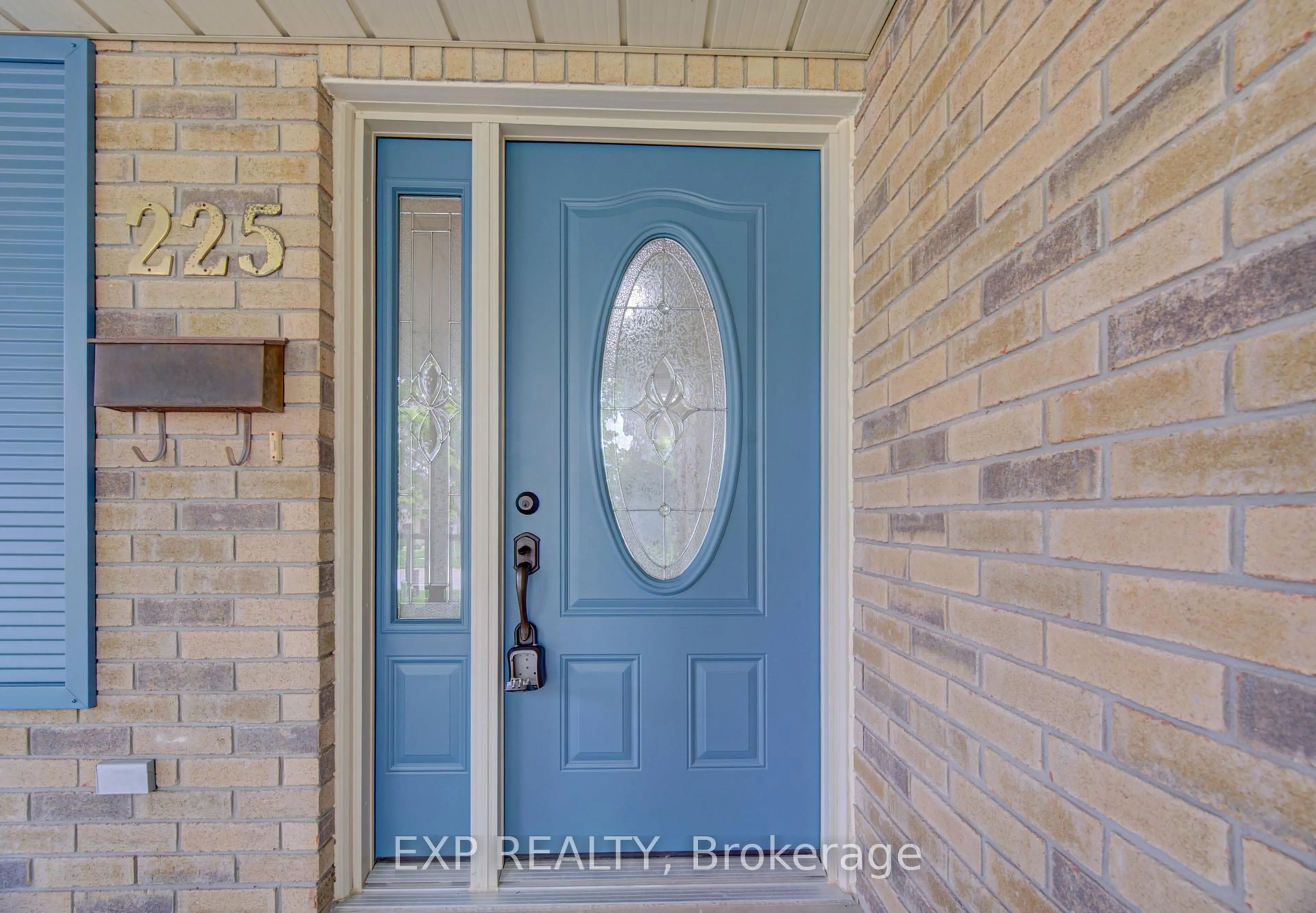 Indoor entryway for 225 Dartmoor Cres, Waterloo Ontario N2K 3S9