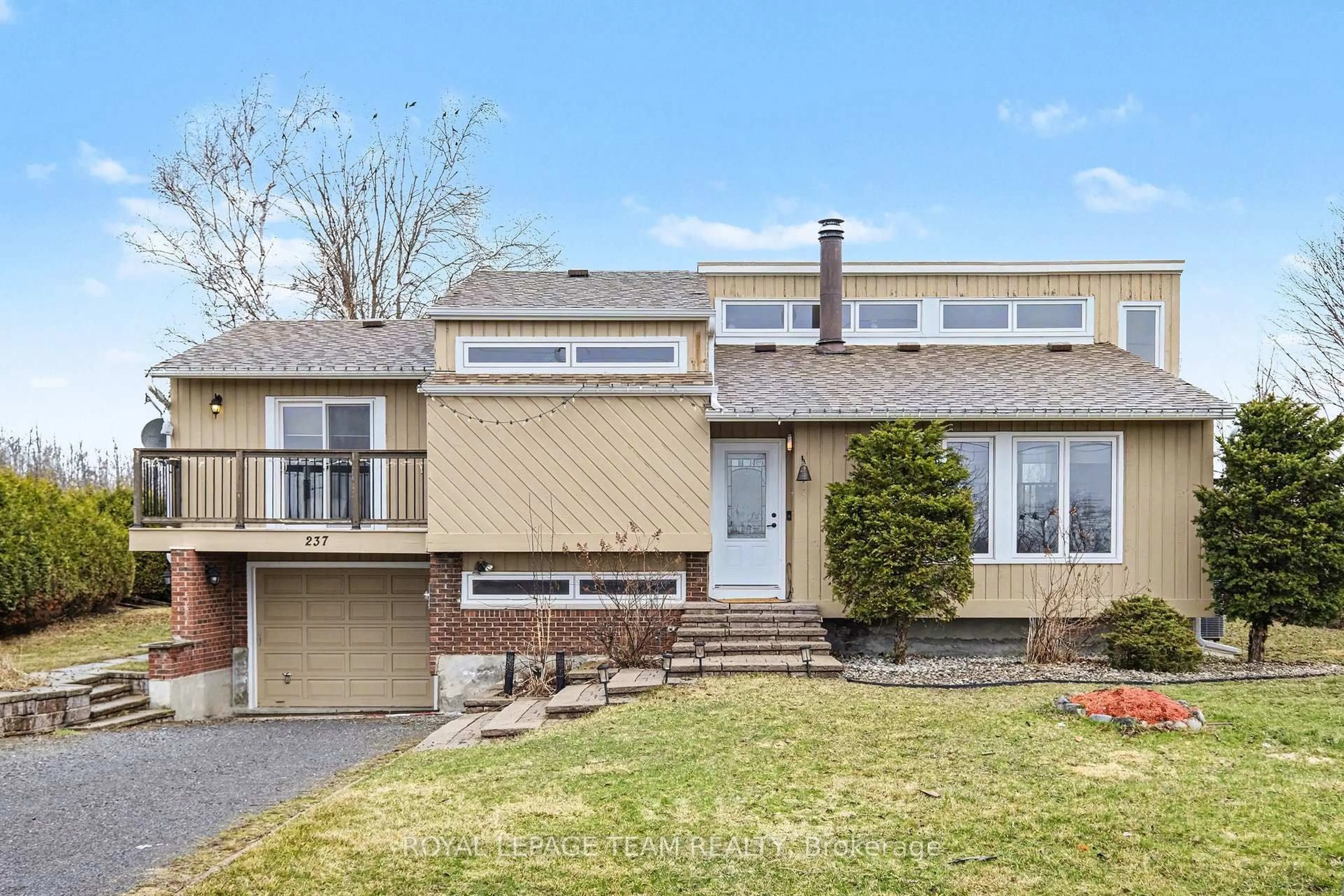 Home with vinyl exterior material, street for 237 Queen West St, North Dundas Ontario K0C 1H0