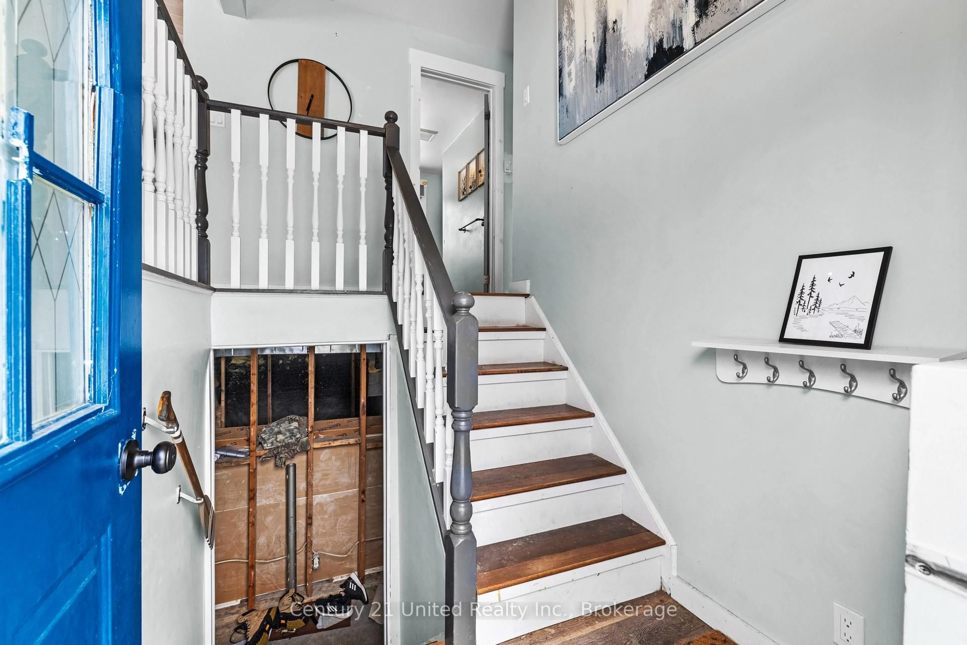 Indoor entryway for 2234 Mccrackens Landing Rd, Douro-Dummer Ontario K0L 2H0