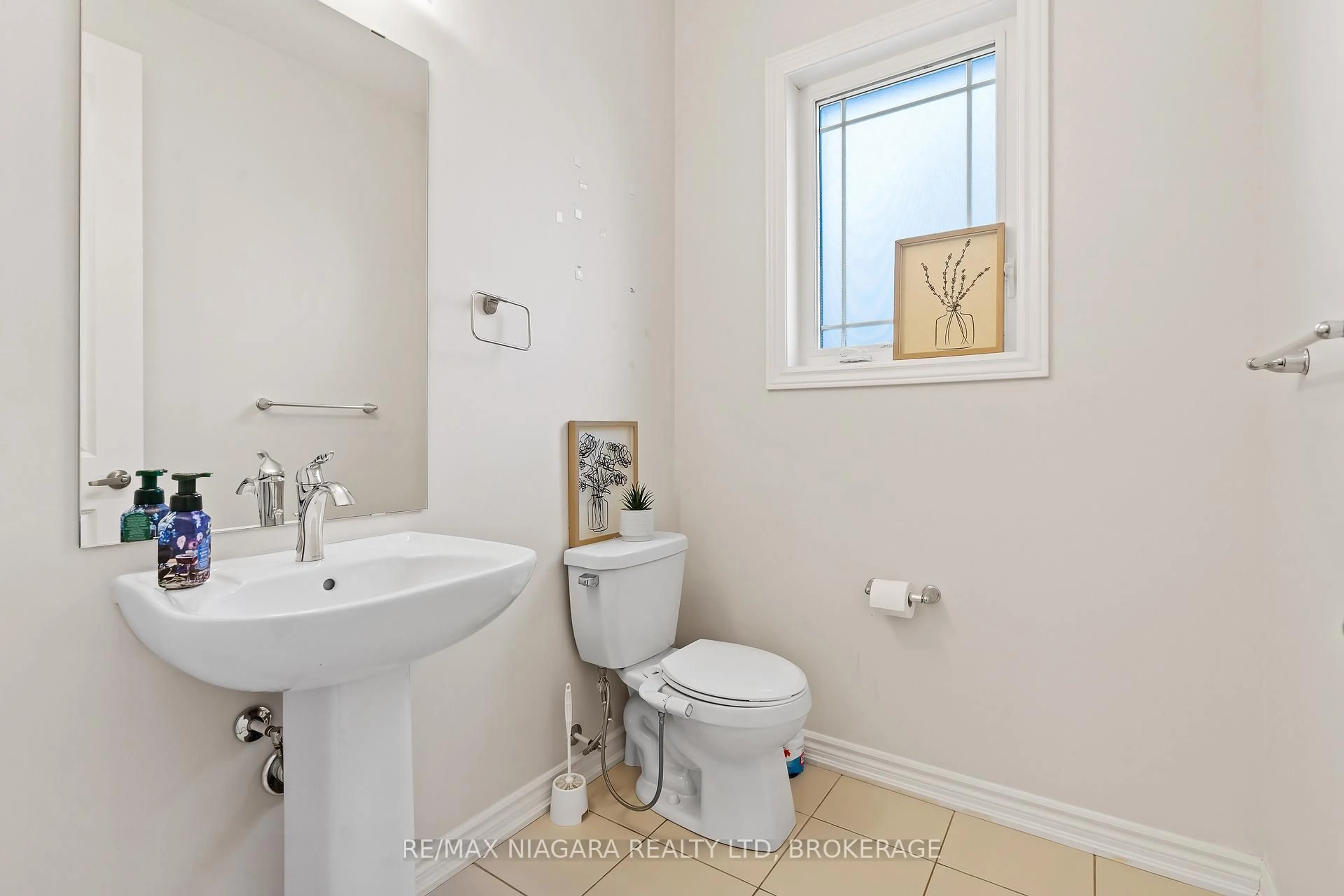 Standard bathroom, ceramic/tile floor for 110 Explorer Way, Thorold Ontario L2V 0K3