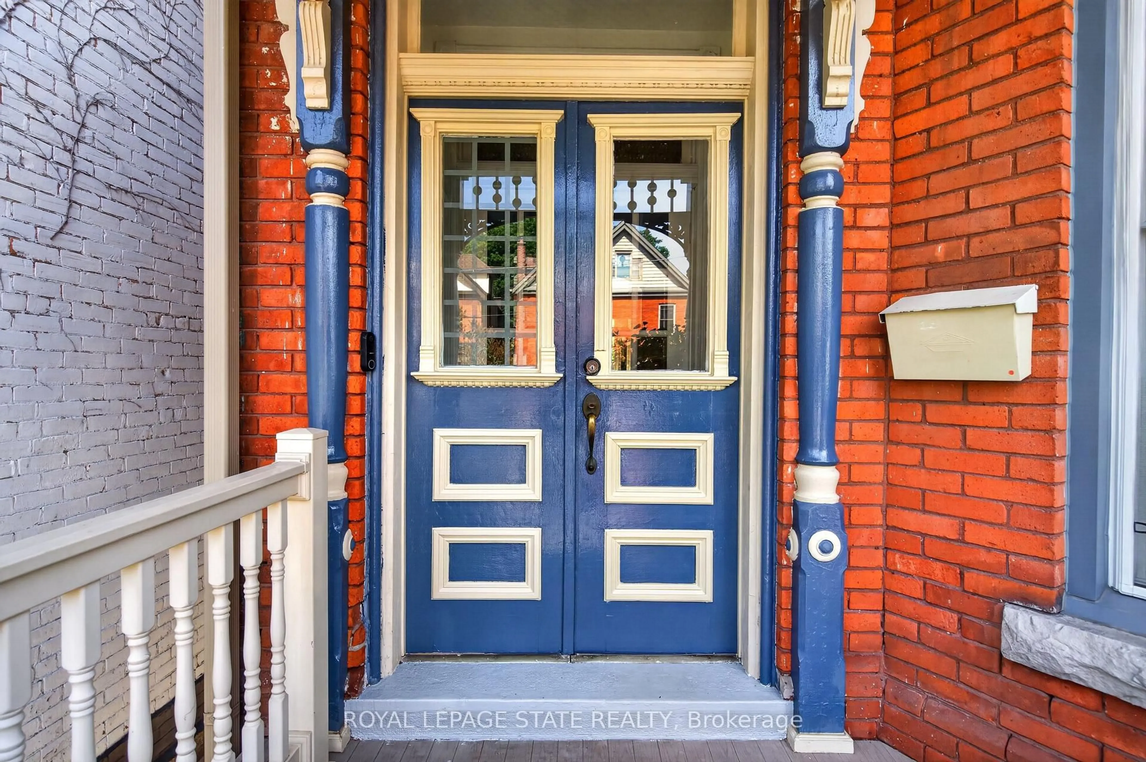 Indoor entryway for 225 Hess St, Hamilton Ontario L8P 3P3